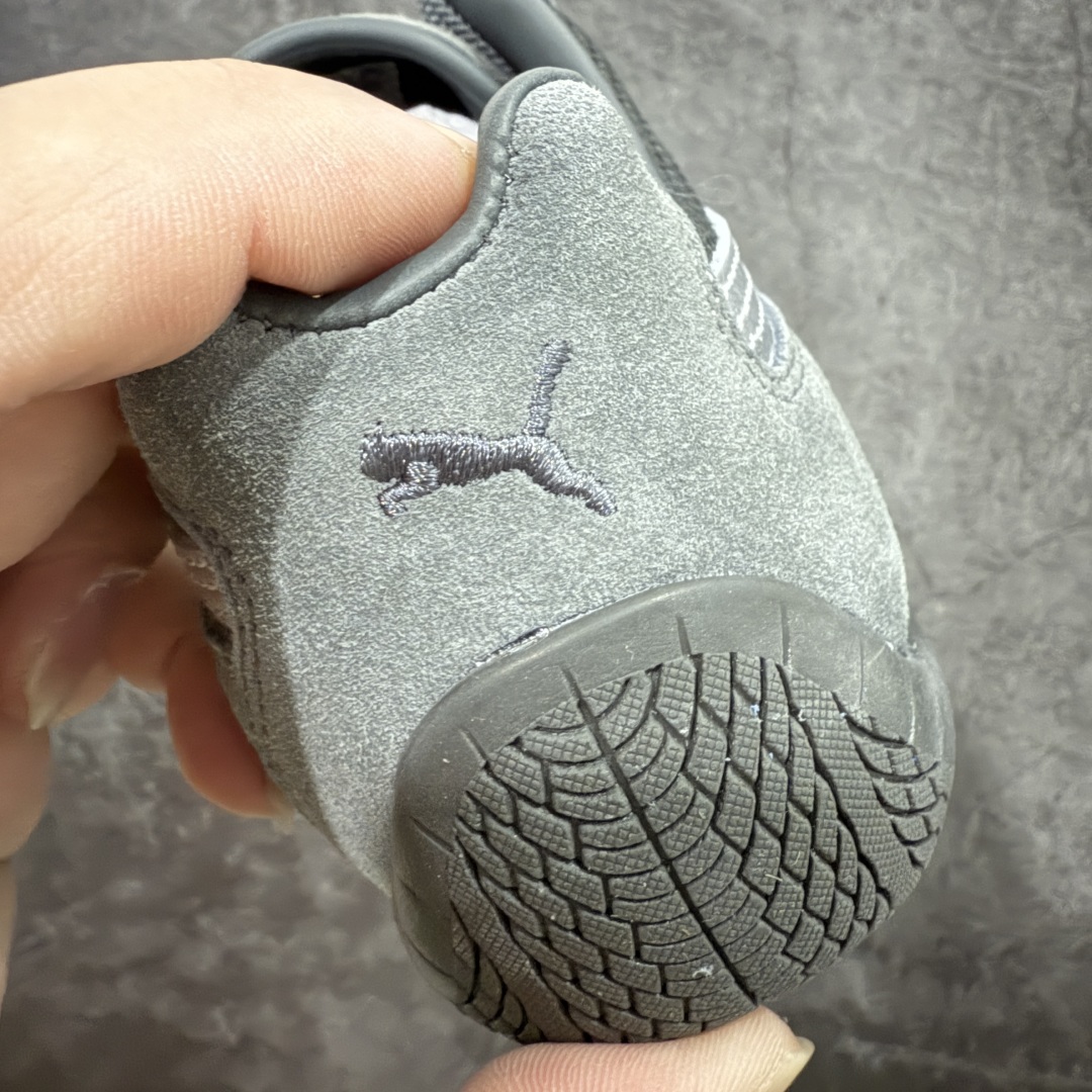 图片[2]-【Top纯原版】彪马PUMA Speedcat Archive Speed Cat系列美拉德风 舒适百搭 防滑耐磨 低帮 生活休闲鞋 男女同款 灰色 403902-03 目前市场最优版本 无论是版型 细节 烫金走线 完全碾压市场任意版本 欢迎对比🆚 工厂耗时3个月开发 原装档案原数据纸版楦型 采用固色翻毛皮鞋面材质(正确二次成型\’猛帮\’成型工艺🆚区别市面版本!!) 外置原数据开发轻量耐磨橡胶大底💪🏻 全球知名运动品牌PUMA宝马赛车系列 融合了宝马车队的标志性配色 以趣味十足又前卫复古的设计引领潮流 将赛道精神融入街头时尚 开启前卫竞速之旅 主打前卫复古风 Roma鞋款的鞋侧以复古的流线造型 缀以宝马经典Logo 巧妙吸睛 而Speedcat鞋款以亮眼三色条纹元素缀以舒适鞋面 赋予了独特的个性美学 演绎赛车的无尽能量 尺码：36-45-选品中心