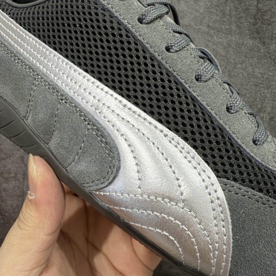 图片[9]-【Top纯原版】彪马PUMA Speedcat Archive Speed Cat系列美拉德风 舒适百搭 防滑耐磨 低帮 生活休闲鞋 男女同款 灰色 403902-03 目前市场最优版本 无论是版型 细节 烫金走线 完全碾压市场任意版本 欢迎对比🆚 工厂耗时3个月开发 原装档案原数据纸版楦型 采用固色翻毛皮鞋面材质(正确二次成型\’猛帮\’成型工艺🆚区别市面版本!!) 外置原数据开发轻量耐磨橡胶大底💪🏻 全球知名运动品牌PUMA宝马赛车系列 融合了宝马车队的标志性配色 以趣味十足又前卫复古的设计引领潮流 将赛道精神融入街头时尚 开启前卫竞速之旅 主打前卫复古风 Roma鞋款的鞋侧以复古的流线造型 缀以宝马经典Logo 巧妙吸睛 而Speedcat鞋款以亮眼三色条纹元素缀以舒适鞋面 赋予了独特的个性美学 演绎赛车的无尽能量 尺码：36-45-选品中心