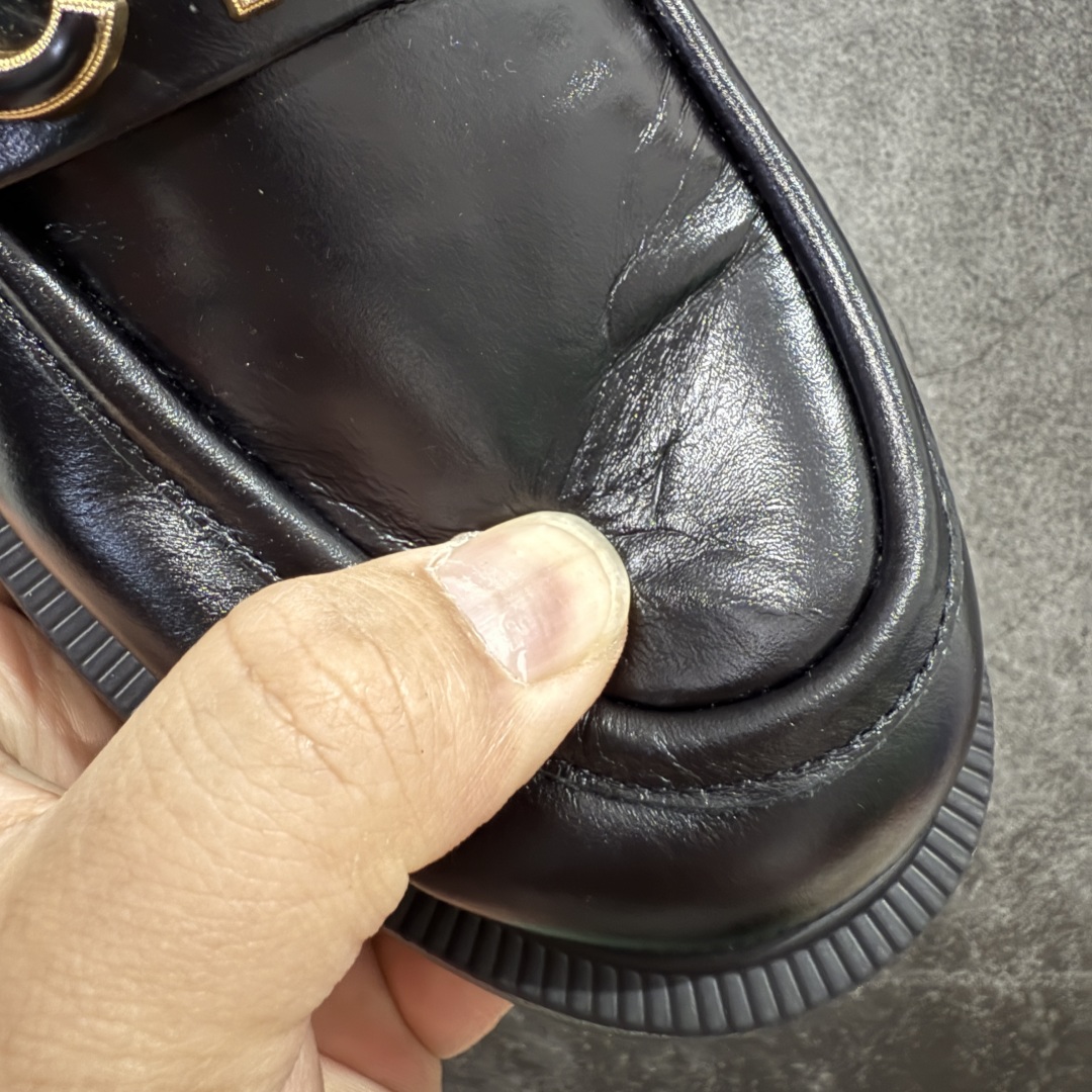 图片[4]-【LW纯原】 Chanel的Shiny Calfskin Logo乐福鞋 女生最受青睐的乐福鞋 因其经典的设计和优质的制作工艺备受追捧，鞋型与轮廓：鞋型流畅，整体比例协调，鞋身挺拔。皮质质感：采用高品质Shiny Calfskin（亮面小牛皮），皮质细腻光滑，光泽自然，触感柔软但保持一定挺括度。 金属Logo雕刻精细，边缘清晰，无毛刺。金属质感高级，颜色为哑光金色或银色（视款式而定），不易氧化。 Logo位置居中，固定牢固，无明显晃动。 鞋底采用高品质橡胶，刻字清晰（如“CHANEL”“Made in Italy”），字体工整。走线均匀细密，针距一致，无跳线或线头外露。 内衬采用柔软小羊皮，触感细腻，印有清晰的“CHANEL”品牌标识。鞋垫贴合度高，底部有防滑纹理。 防尘袋质地厚实，印刷清晰，字体无晕染。鞋盒采用高品质硬纸盒，烫金Logo清晰。 尺码：35 36 37 38 39-选品中心