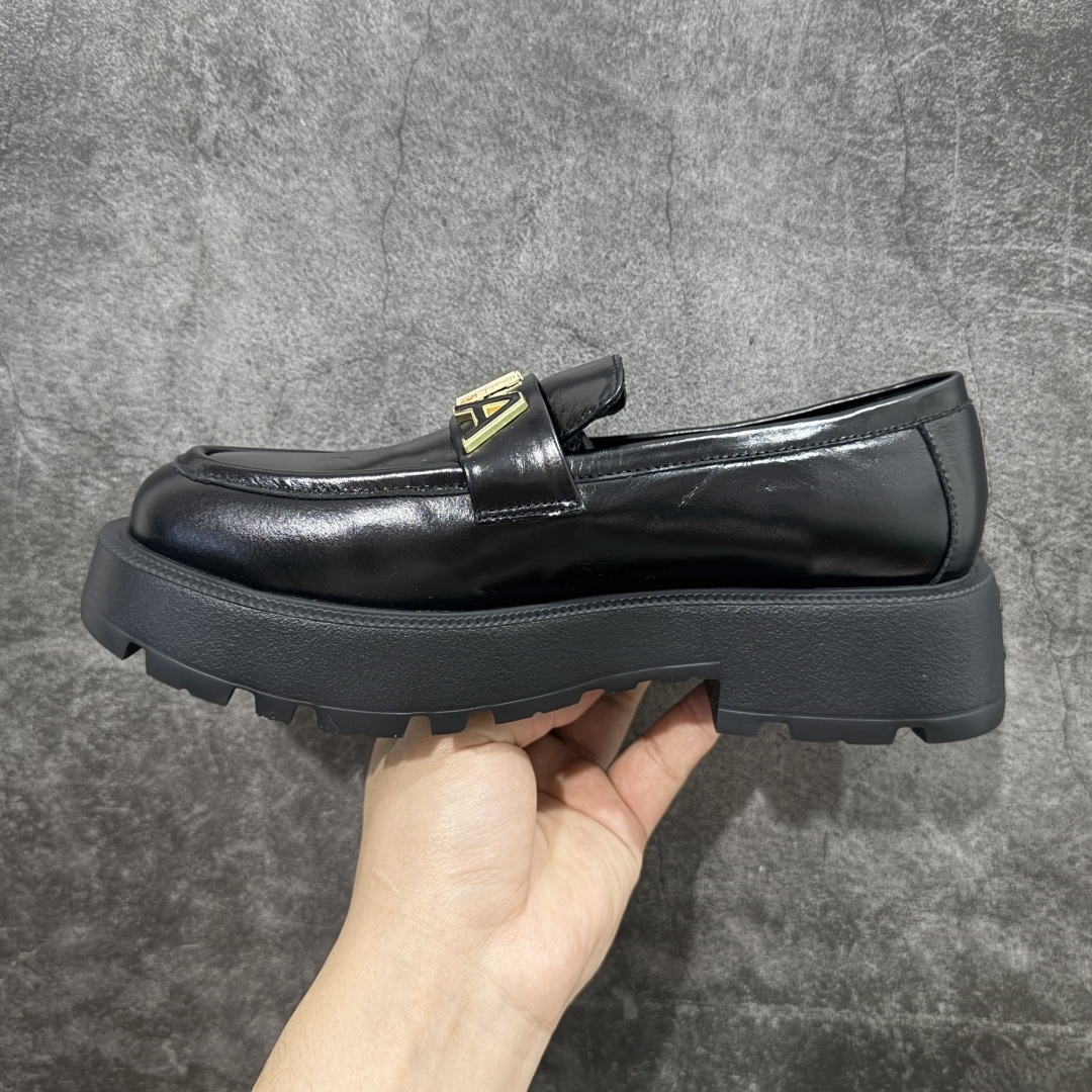 【LW纯原】 Chanel的Shiny Calfskin Logo乐福鞋
女生最受青睐的乐福鞋
因其