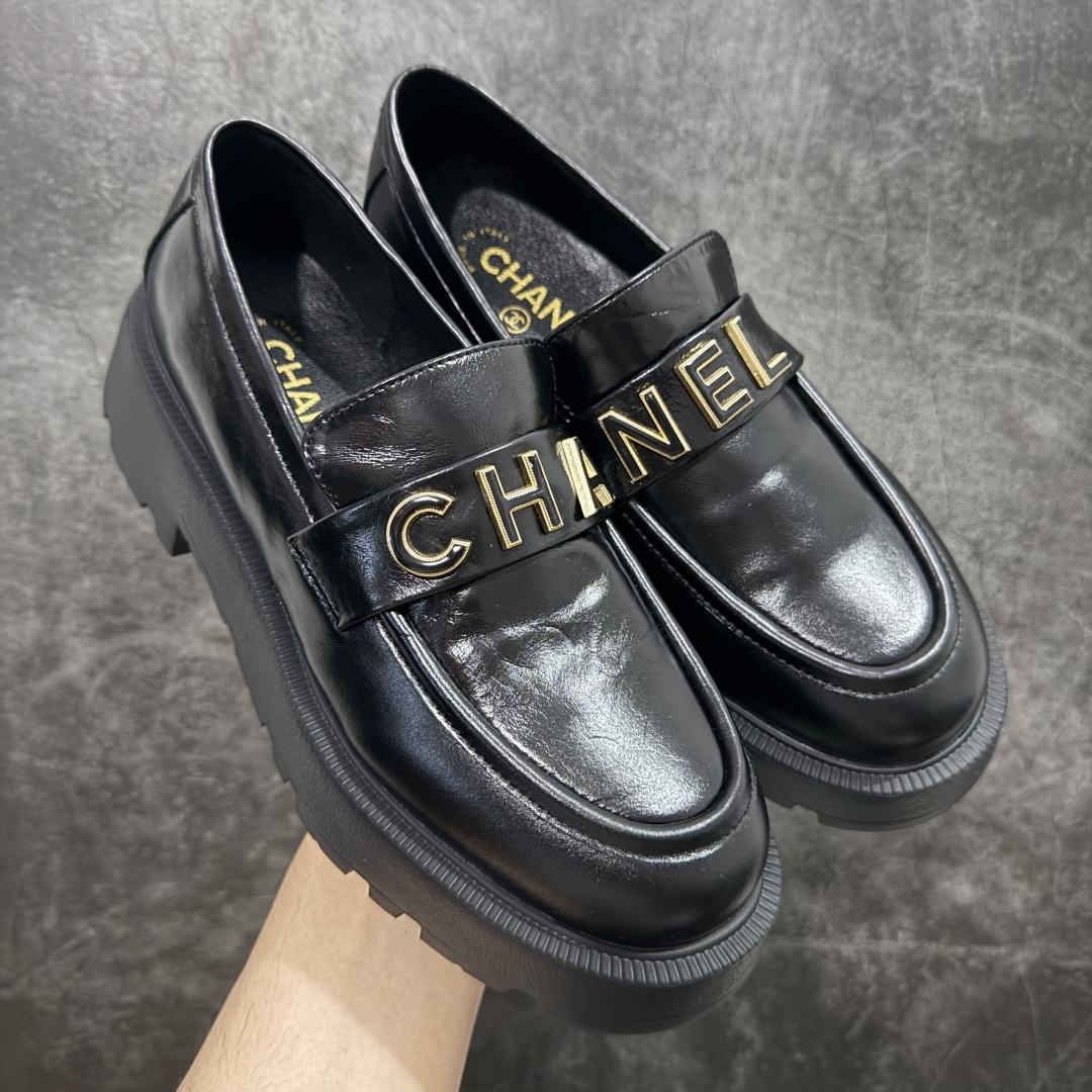 【LW纯原】 Chanel的Shiny Calfskin Logo乐福鞋 女生最受青睐的乐福鞋 因其经典的设计和优质的制作工艺备受追捧,鞋型与轮廓:鞋型流畅,整体比例协调,鞋身挺拔。皮质质感:采用高品质Shiny Calfskin(亮面小牛皮),皮质细腻光滑,光泽自然,触感柔软但保持一定挺括度。 金属Logo雕刻精细,边缘清晰,无毛刺。金属质感高级,颜色为哑光金色或银色(视款式而定),不易氧化。 Logo位置居中,固定牢固,无明显晃动。 鞋底采用高品质橡胶,刻字清晰(如“CHANEL”“Made in Italy”),字体工整。走线均匀细密,针距一致,无跳线或线头外露。 内衬采用柔软小羊皮,触感细腻,印有清晰的“CHANEL”品牌标识。鞋垫贴合度高,底部有防滑纹理。 防尘袋质地厚实,印刷清晰,字体无晕染。鞋盒采用高品质硬纸盒,烫金Logo清晰。 尺码:35 36 37 38 39-选品中心