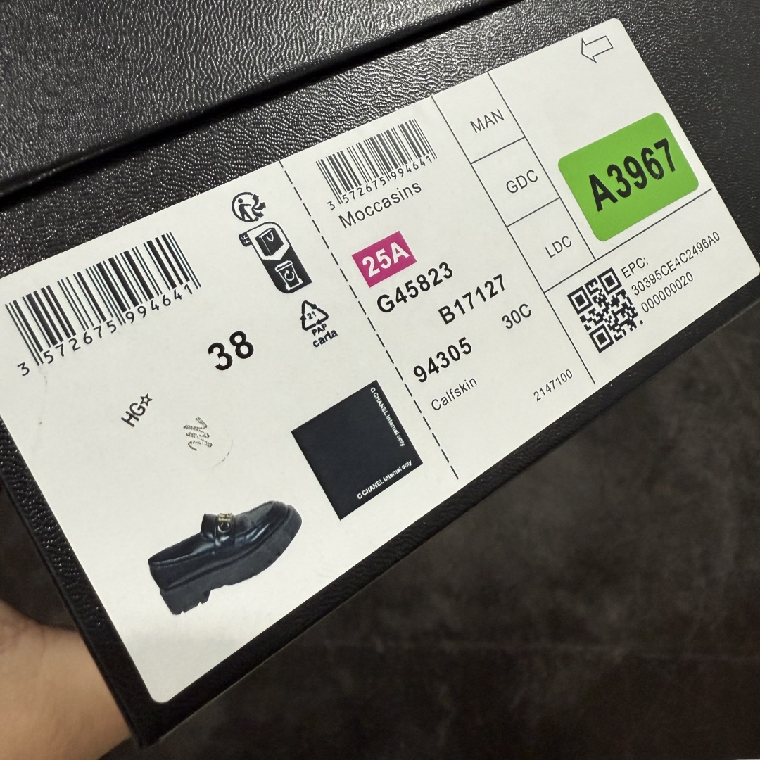 图片[9]-【LW纯原】 Chanel的Shiny Calfskin Logo乐福鞋 女生最受青睐的乐福鞋 因其经典的设计和优质的制作工艺备受追捧，鞋型与轮廓：鞋型流畅，整体比例协调，鞋身挺拔。皮质质感：采用高品质Shiny Calfskin（亮面小牛皮），皮质细腻光滑，光泽自然，触感柔软但保持一定挺括度。 金属Logo雕刻精细，边缘清晰，无毛刺。金属质感高级，颜色为哑光金色或银色（视款式而定），不易氧化。 Logo位置居中，固定牢固，无明显晃动。 鞋底采用高品质橡胶，刻字清晰（如“CHANEL”“Made in Italy”），字体工整。走线均匀细密，针距一致，无跳线或线头外露。 内衬采用柔软小羊皮，触感细腻，印有清晰的“CHANEL”品牌标识。鞋垫贴合度高，底部有防滑纹理。 防尘袋质地厚实，印刷清晰，字体无晕染。鞋盒采用高品质硬纸盒，烫金Logo清晰。 尺码：35 36 37 38 39-选品中心