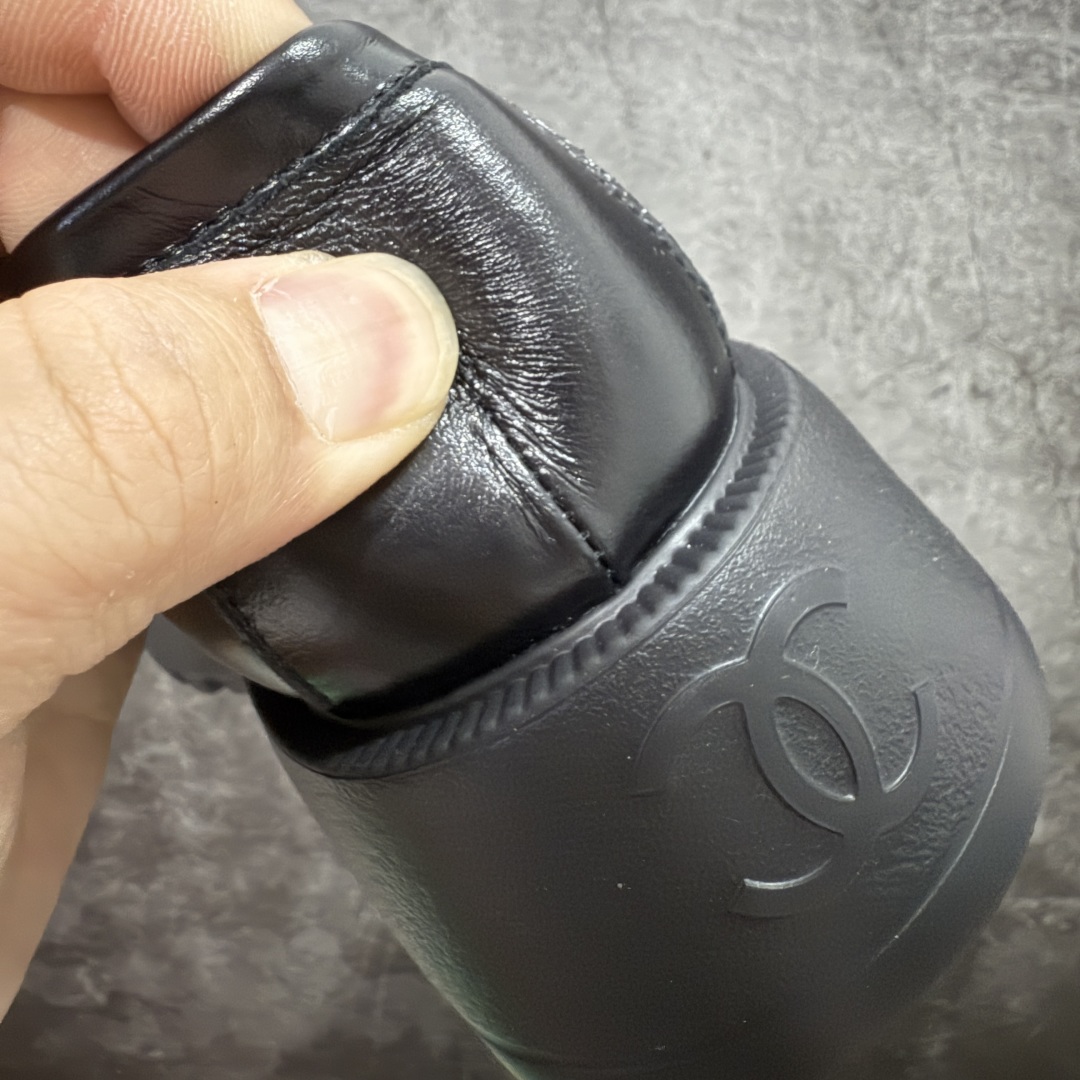 图片[2]-【LW纯原】 Chanel的Shiny Calfskin Logo乐福鞋 女生最受青睐的乐福鞋 因其经典的设计和优质的制作工艺备受追捧，鞋型与轮廓：鞋型流畅，整体比例协调，鞋身挺拔。皮质质感：采用高品质Shiny Calfskin（亮面小牛皮），皮质细腻光滑，光泽自然，触感柔软但保持一定挺括度。 金属Logo雕刻精细，边缘清晰，无毛刺。金属质感高级，颜色为哑光金色或银色（视款式而定），不易氧化。 Logo位置居中，固定牢固，无明显晃动。 鞋底采用高品质橡胶，刻字清晰（如“CHANEL”“Made in Italy”），字体工整。走线均匀细密，针距一致，无跳线或线头外露。 内衬采用柔软小羊皮，触感细腻，印有清晰的“CHANEL”品牌标识。鞋垫贴合度高，底部有防滑纹理。 防尘袋质地厚实，印刷清晰，字体无晕染。鞋盒采用高品质硬纸盒，烫金Logo清晰。 尺码：35 36 37 38 39-选品中心