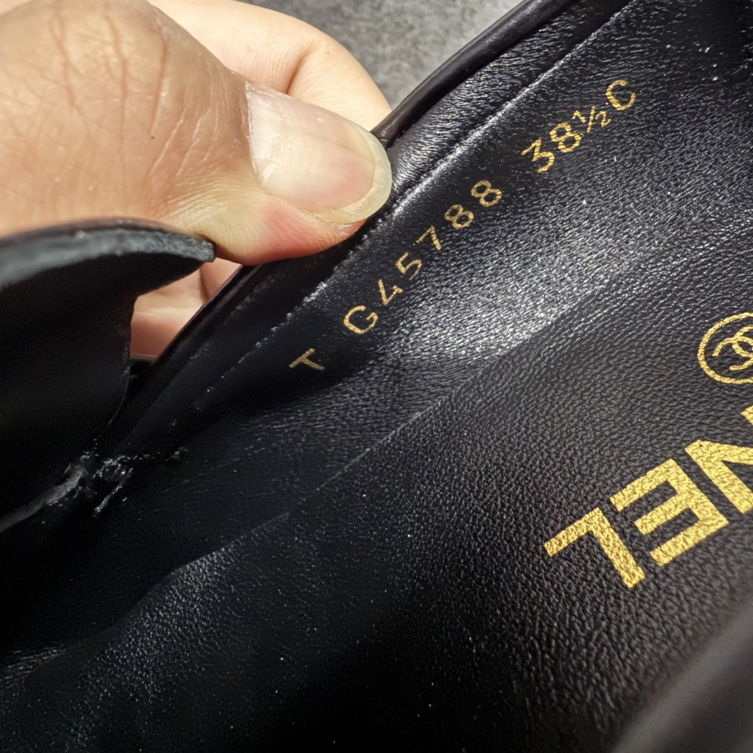 图片[7]-【LW纯原】 Chanel的Shiny Calfskin Logo乐福鞋 女生最受青睐的乐福鞋 因其经典的设计和优质的制作工艺备受追捧，鞋型与轮廓：鞋型流畅，整体比例协调，鞋身挺拔。皮质质感：采用高品质Shiny Calfskin（亮面小牛皮），皮质细腻光滑，光泽自然，触感柔软但保持一定挺括度。 金属Logo雕刻精细，边缘清晰，无毛刺。金属质感高级，颜色为哑光金色或银色（视款式而定），不易氧化。 Logo位置居中，固定牢固，无明显晃动。 鞋底采用高品质橡胶，刻字清晰（如“CHANEL”“Made in Italy”），字体工整。走线均匀细密，针距一致，无跳线或线头外露。 内衬采用柔软小羊皮，触感细腻，印有清晰的“CHANEL”品牌标识。鞋垫贴合度高，底部有防滑纹理。 防尘袋质地厚实，印刷清晰，字体无晕染。鞋盒采用高品质硬纸盒，烫金Logo清晰。 尺码：35 36 37 38 39-选品中心
