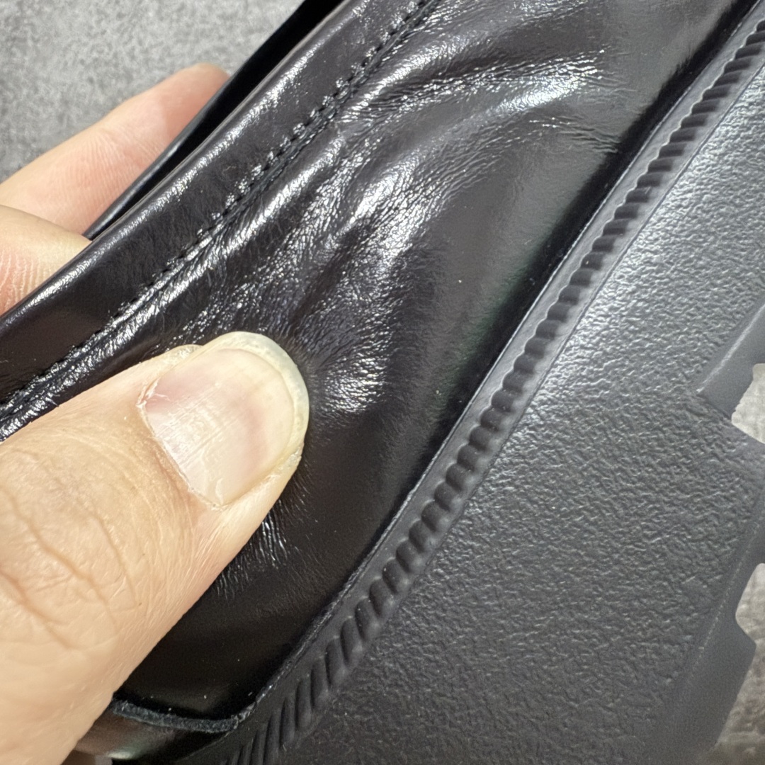 图片[3]-【LW纯原】 Chanel的Shiny Calfskin Logo乐福鞋 女生最受青睐的乐福鞋 因其经典的设计和优质的制作工艺备受追捧，鞋型与轮廓：鞋型流畅，整体比例协调，鞋身挺拔。皮质质感：采用高品质Shiny Calfskin（亮面小牛皮），皮质细腻光滑，光泽自然，触感柔软但保持一定挺括度。 金属Logo雕刻精细，边缘清晰，无毛刺。金属质感高级，颜色为哑光金色或银色（视款式而定），不易氧化。 Logo位置居中，固定牢固，无明显晃动。 鞋底采用高品质橡胶，刻字清晰（如“CHANEL”“Made in Italy”），字体工整。走线均匀细密，针距一致，无跳线或线头外露。 内衬采用柔软小羊皮，触感细腻，印有清晰的“CHANEL”品牌标识。鞋垫贴合度高，底部有防滑纹理。 防尘袋质地厚实，印刷清晰，字体无晕染。鞋盒采用高品质硬纸盒，烫金Logo清晰。 尺码：35 36 37 38 39-选品中心