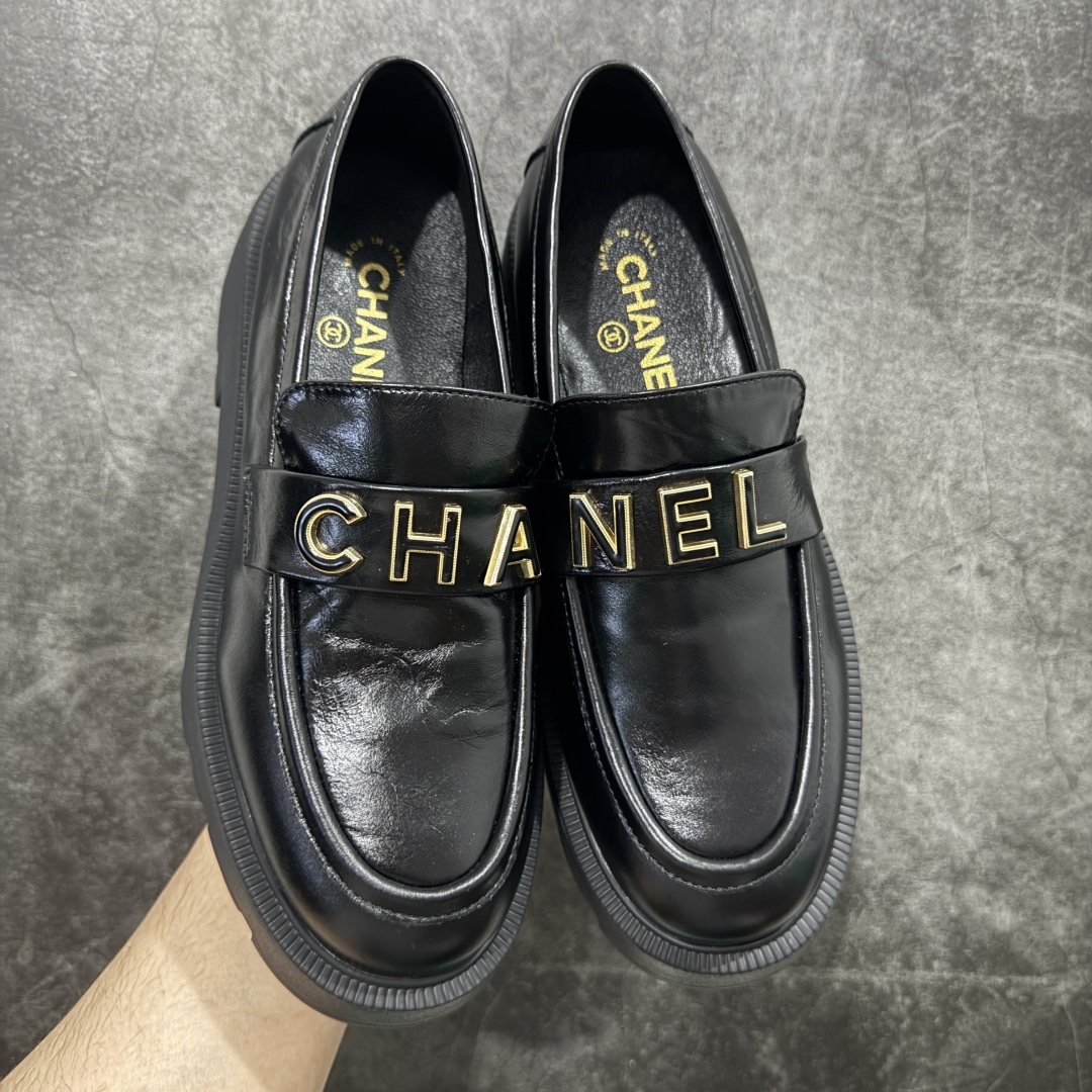 图片[8]-【LW纯原】 Chanel的Shiny Calfskin Logo乐福鞋 女生最受青睐的乐福鞋 因其经典的设计和优质的制作工艺备受追捧，鞋型与轮廓：鞋型流畅，整体比例协调，鞋身挺拔。皮质质感：采用高品质Shiny Calfskin（亮面小牛皮），皮质细腻光滑，光泽自然，触感柔软但保持一定挺括度。 金属Logo雕刻精细，边缘清晰，无毛刺。金属质感高级，颜色为哑光金色或银色（视款式而定），不易氧化。 Logo位置居中，固定牢固，无明显晃动。 鞋底采用高品质橡胶，刻字清晰（如“CHANEL”“Made in Italy”），字体工整。走线均匀细密，针距一致，无跳线或线头外露。 内衬采用柔软小羊皮，触感细腻，印有清晰的“CHANEL”品牌标识。鞋垫贴合度高，底部有防滑纹理。 防尘袋质地厚实，印刷清晰，字体无晕染。鞋盒采用高品质硬纸盒，烫金Logo清晰。 尺码：35 36 37 38 39-选品中心