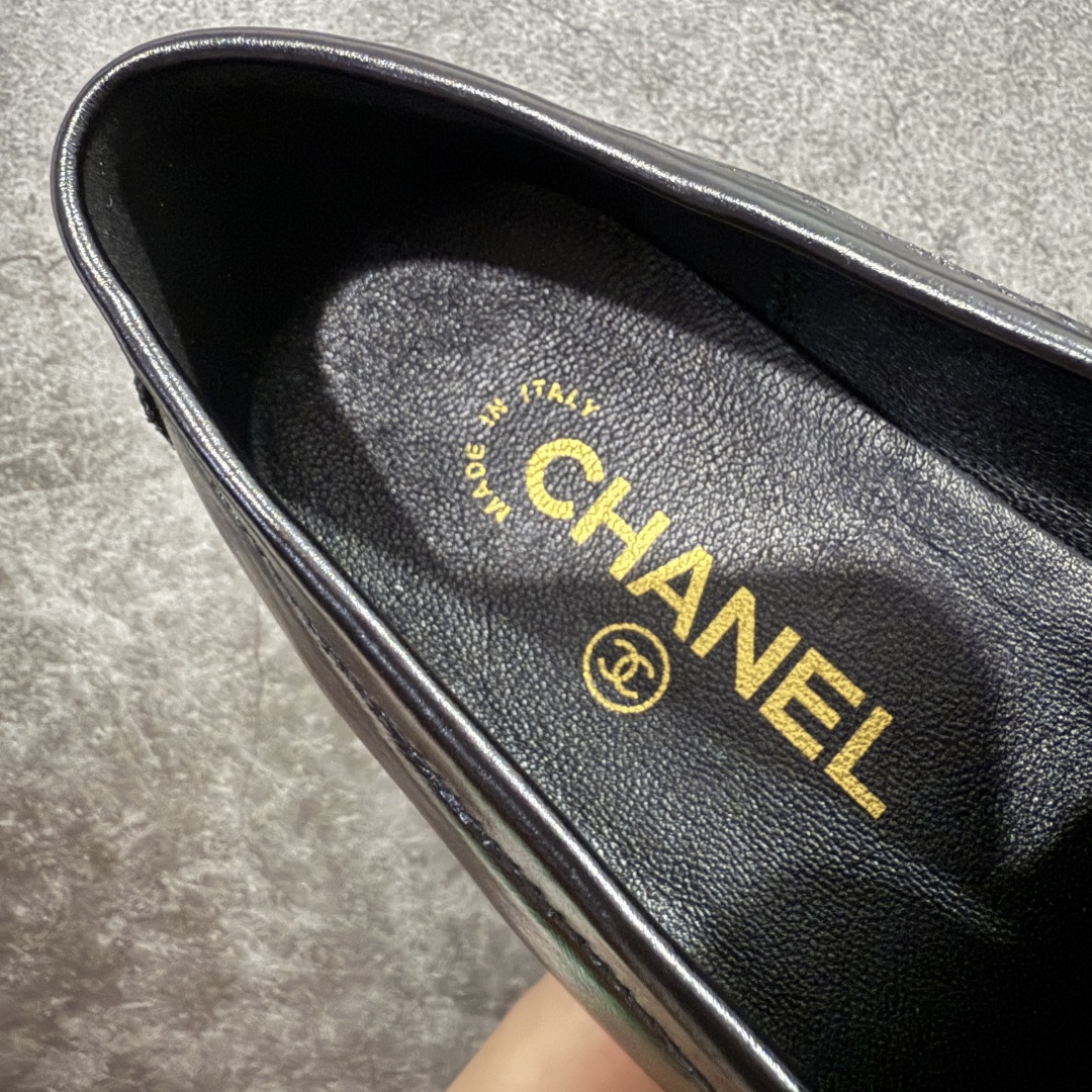 图片[6]-【LW纯原】 Chanel的Shiny Calfskin Logo乐福鞋 女生最受青睐的乐福鞋 因其经典的设计和优质的制作工艺备受追捧，鞋型与轮廓：鞋型流畅，整体比例协调，鞋身挺拔。皮质质感：采用高品质Shiny Calfskin（亮面小牛皮），皮质细腻光滑，光泽自然，触感柔软但保持一定挺括度。 金属Logo雕刻精细，边缘清晰，无毛刺。金属质感高级，颜色为哑光金色或银色（视款式而定），不易氧化。 Logo位置居中，固定牢固，无明显晃动。 鞋底采用高品质橡胶，刻字清晰（如“CHANEL”“Made in Italy”），字体工整。走线均匀细密，针距一致，无跳线或线头外露。 内衬采用柔软小羊皮，触感细腻，印有清晰的“CHANEL”品牌标识。鞋垫贴合度高，底部有防滑纹理。 防尘袋质地厚实，印刷清晰，字体无晕染。鞋盒采用高品质硬纸盒，烫金Logo清晰。 尺码：35 36 37 38 39-选品中心