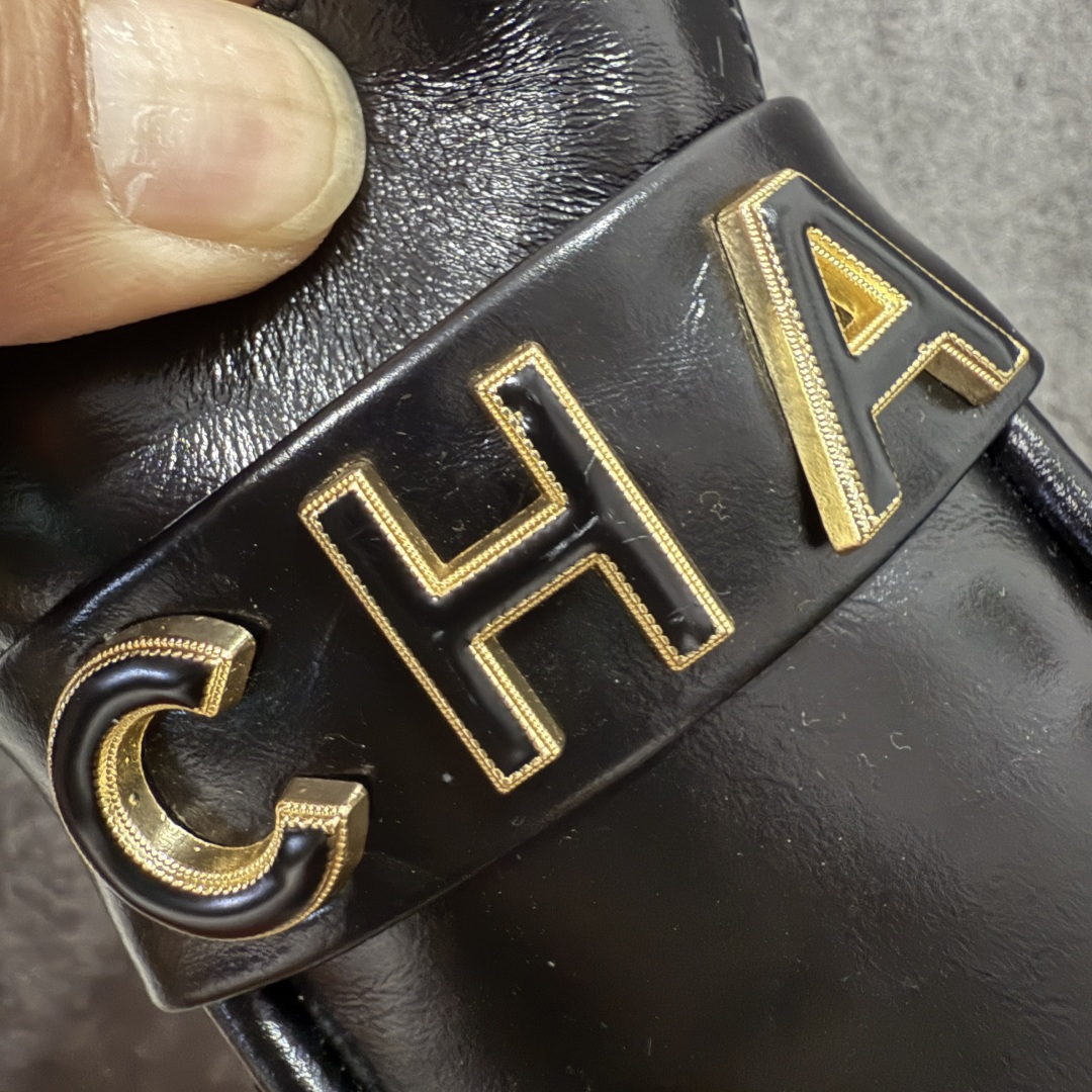 图片[5]-【LW纯原】 Chanel的Shiny Calfskin Logo乐福鞋 女生最受青睐的乐福鞋 因其经典的设计和优质的制作工艺备受追捧，鞋型与轮廓：鞋型流畅，整体比例协调，鞋身挺拔。皮质质感：采用高品质Shiny Calfskin（亮面小牛皮），皮质细腻光滑，光泽自然，触感柔软但保持一定挺括度。 金属Logo雕刻精细，边缘清晰，无毛刺。金属质感高级，颜色为哑光金色或银色（视款式而定），不易氧化。 Logo位置居中，固定牢固，无明显晃动。 鞋底采用高品质橡胶，刻字清晰（如“CHANEL”“Made in Italy”），字体工整。走线均匀细密，针距一致，无跳线或线头外露。 内衬采用柔软小羊皮，触感细腻，印有清晰的“CHANEL”品牌标识。鞋垫贴合度高，底部有防滑纹理。 防尘袋质地厚实，印刷清晰，字体无晕染。鞋盒采用高品质硬纸盒，烫金Logo清晰。 尺码：35 36 37 38 39-选品中心