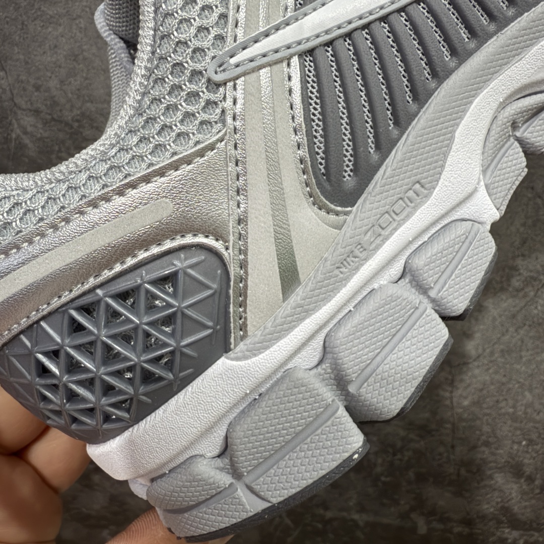 图片[3]-【Mok纯原】NK Zoom Vomero 5 佛莫罗5代系列经典复古运动慢跑鞋 灰色 FJ4151-003 市售最强天花板‼️ 前后掌均有气垫加持 市场唯一正品的色卡 高频 组合大底的顶级产物！ 原装档案原数据纸版楦型 采用正确色卡 合成革饰片组合双层网眼布鞋面材质 升级正确后跟TPU加固#耐弯折热塑框架支撑鞋身 正确4层组织中底搭载EVA轻量缓震(中底带有Zoom气垫加持 区别市面版本!!)#嵌入双层革新物料鞋垫,外置防滑耐磨橡胶底片 复古气质十足❗️ 尺码：35.5-46-选品中心