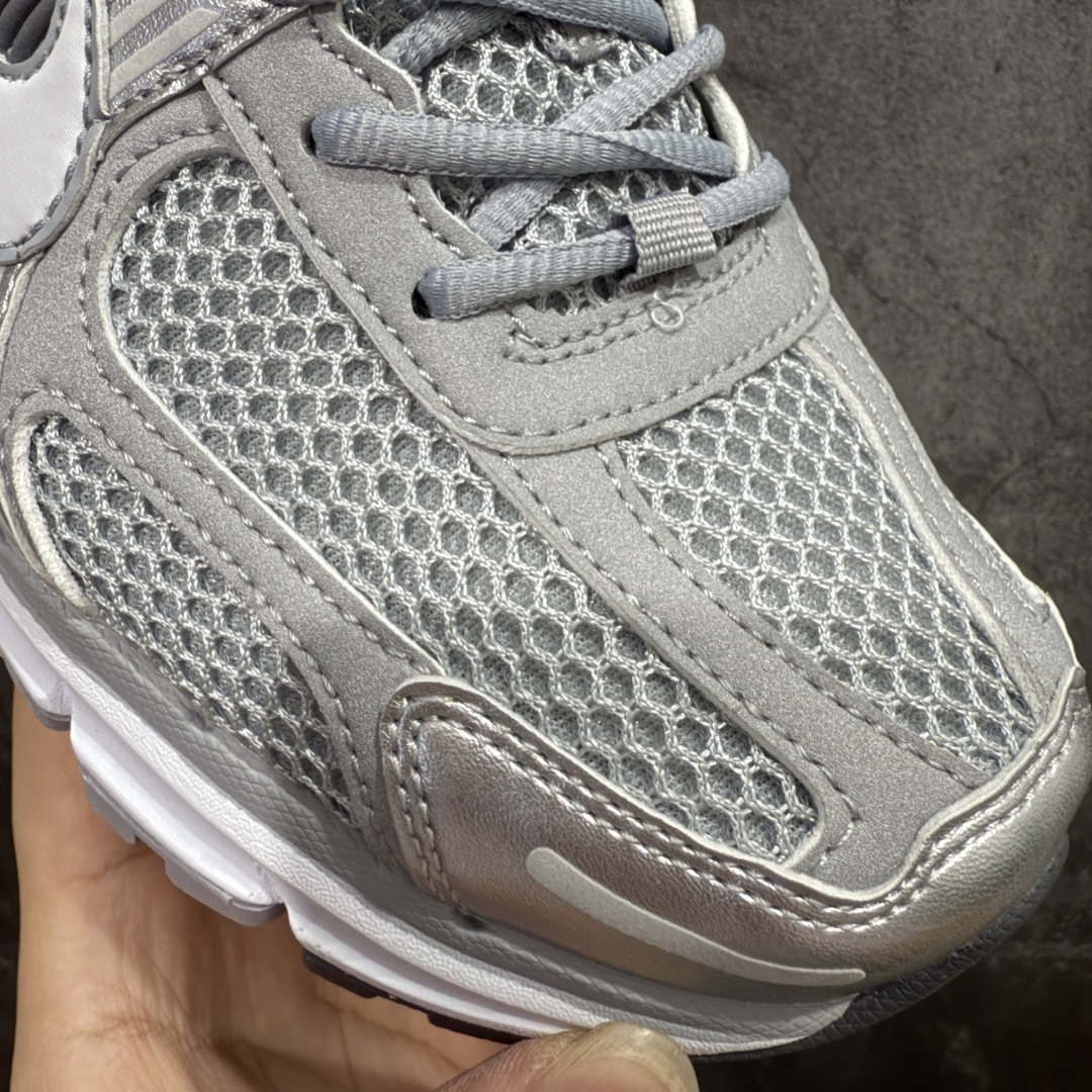图片[5]-【Mok纯原】NK Zoom Vomero 5 佛莫罗5代系列经典复古运动慢跑鞋 灰色 FJ4151-003 市售最强天花板‼️ 前后掌均有气垫加持 市场唯一正品的色卡 高频 组合大底的顶级产物！ 原装档案原数据纸版楦型 采用正确色卡 合成革饰片组合双层网眼布鞋面材质 升级正确后跟TPU加固#耐弯折热塑框架支撑鞋身 正确4层组织中底搭载EVA轻量缓震(中底带有Zoom气垫加持 区别市面版本!!)#嵌入双层革新物料鞋垫,外置防滑耐磨橡胶底片 复古气质十足❗️ 尺码：35.5-46-选品中心