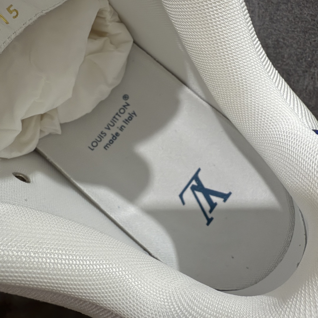 图片[7]-【广东纯原版本】Louis Vuitton LV 2025 最新Classic系列 真正原版开发 市面唯一 一家材质正确版本 原版购入开发 欢迎对比🆚。这款Classic 运动鞋于 2025 秋冬男士系列初次亮相，以光滑牛皮革塑造考究设计，可轻松融入各式造型。瞩目 LV 字母标注鞋侧，轻盈橡胶外底点缀 Vuitton 标识，材料使用原版定制进口头层牛皮 内里使用原版进口透气网里 原版开模橡胶发泡材质大底 内增高4CM 尺码： 35 36 37 38 39 40 41 42 43 44 45 46-选品中心