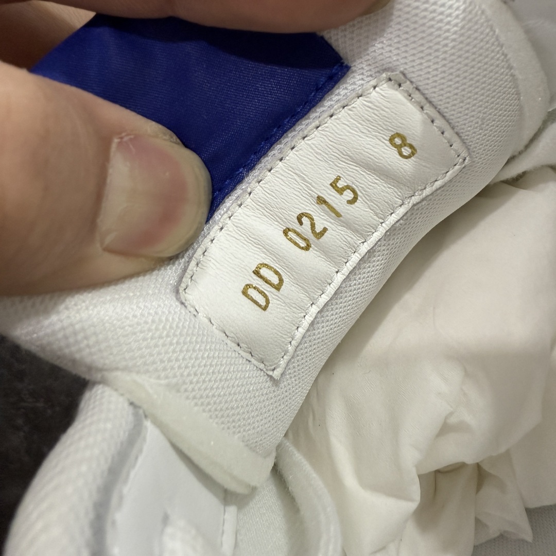 图片[6]-【广东纯原版本】Louis Vuitton LV 2025 最新Classic系列 真正原版开发 市面唯一 一家材质正确版本 原版购入开发 欢迎对比🆚。这款Classic 运动鞋于 2025 秋冬男士系列初次亮相，以光滑牛皮革塑造考究设计，可轻松融入各式造型。瞩目 LV 字母标注鞋侧，轻盈橡胶外底点缀 Vuitton 标识，材料使用原版定制进口头层牛皮 内里使用原版进口透气网里 原版开模橡胶发泡材质大底 内增高4CM 尺码： 35 36 37 38 39 40 41 42 43 44 45 46-选品中心