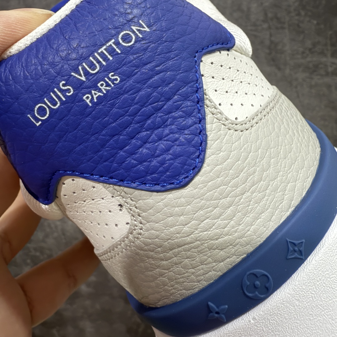 图片[2]-【广东纯原版本】Louis Vuitton LV 2025 最新Classic系列 真正原版开发 市面唯一 一家材质正确版本 原版购入开发 欢迎对比🆚。这款Classic 运动鞋于 2025 秋冬男士系列初次亮相，以光滑牛皮革塑造考究设计，可轻松融入各式造型。瞩目 LV 字母标注鞋侧，轻盈橡胶外底点缀 Vuitton 标识，材料使用原版定制进口头层牛皮 内里使用原版进口透气网里 原版开模橡胶发泡材质大底 内增高4CM 尺码： 35 36 37 38 39 40 41 42 43 44 45 46-选品中心