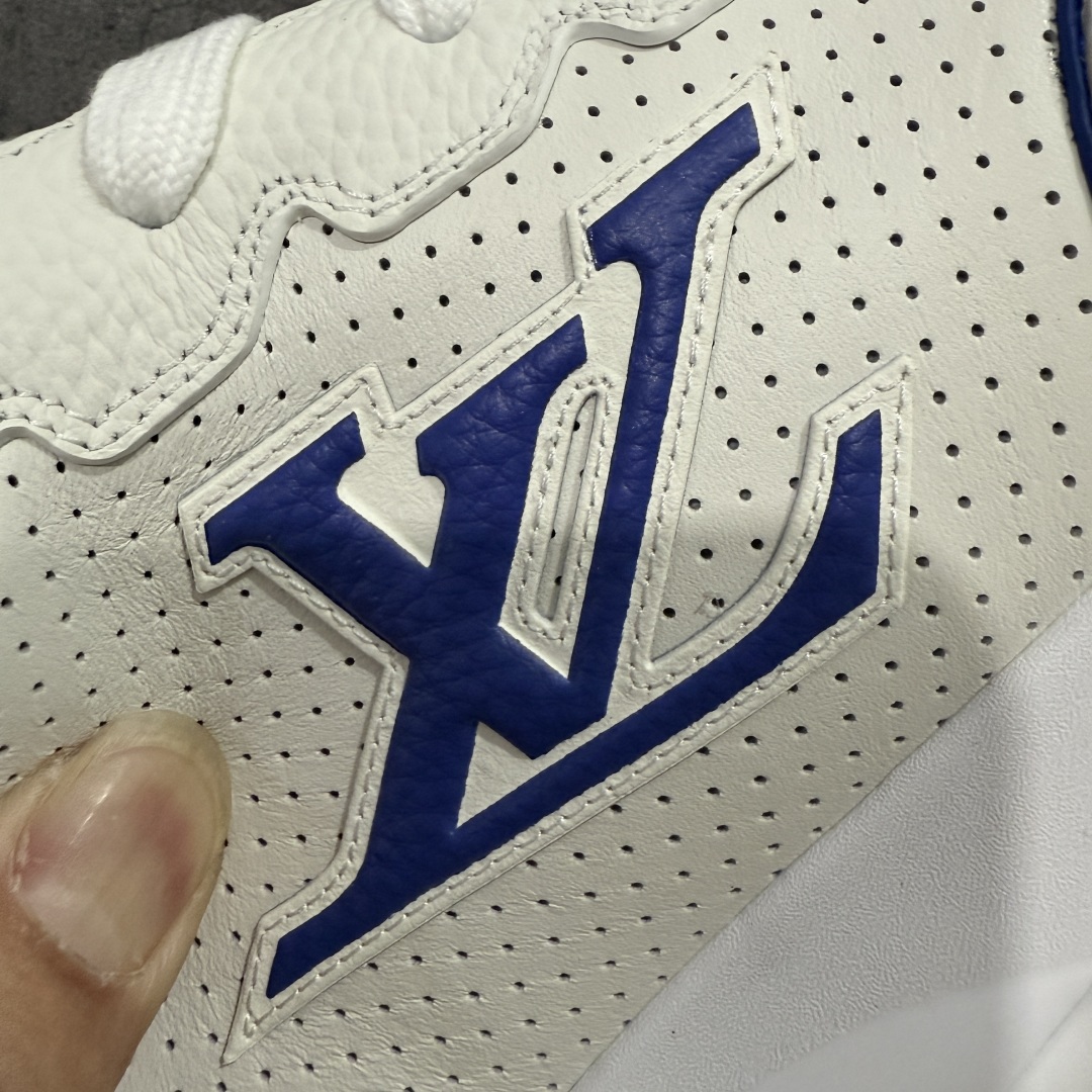 图片[3]-【广东纯原版本】Louis Vuitton LV 2025 最新Classic系列 真正原版开发 市面唯一 一家材质正确版本 原版购入开发 欢迎对比🆚。这款Classic 运动鞋于 2025 秋冬男士系列初次亮相，以光滑牛皮革塑造考究设计，可轻松融入各式造型。瞩目 LV 字母标注鞋侧，轻盈橡胶外底点缀 Vuitton 标识，材料使用原版定制进口头层牛皮 内里使用原版进口透气网里 原版开模橡胶发泡材质大底 内增高4CM 尺码： 35 36 37 38 39 40 41 42 43 44 45 46-选品中心