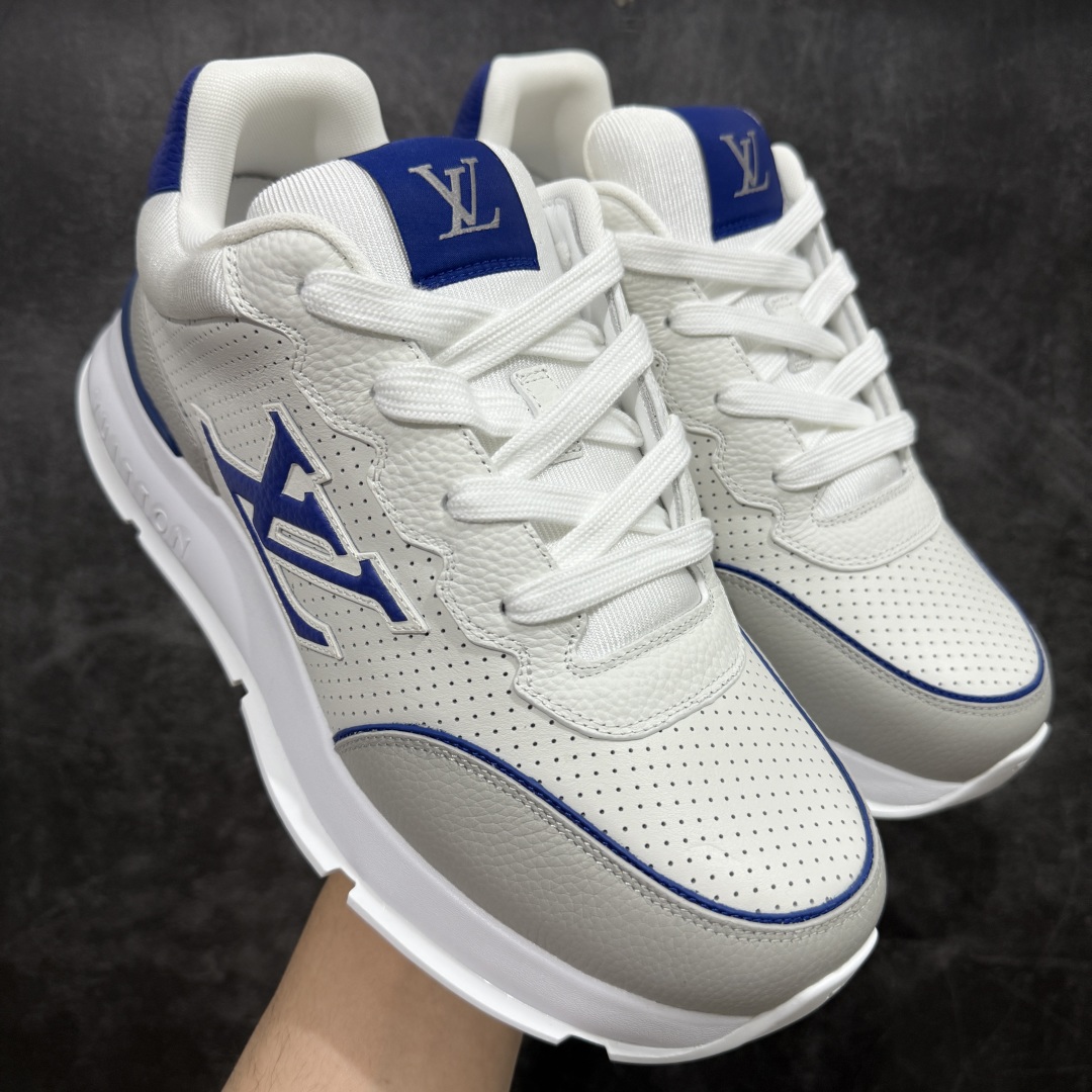 【广东纯原版本】Louis Vuitton LV 2025 最新Classic系列 真正原版开发 市面唯一 一家材质正确版本 原版购入开发 欢迎对比🆚。这款Classic 运动鞋于 2025 秋冬男士系列初次亮相，以光滑牛皮革塑造考究设计，可轻松融入各式造型。瞩目 LV 字母标注鞋侧，轻盈橡胶外底点缀 Vuitton 标识，材料使用原版定制进口头层牛皮 内里使用原版进口透气网里 原版开模橡胶发泡材质大底 内增高4CM 尺码： 35 36 37 38 39 40 41 42 43 44 45 46-选品中心