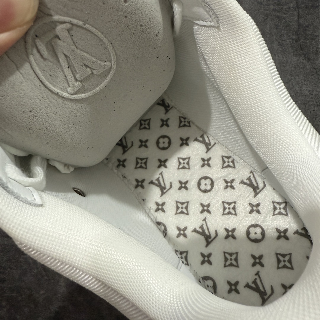 图片[8]-【广东纯原版本】Louis Vuitton LV 2025 最新Classic系列 真正原版开发 市面唯一 一家材质正确版本 原版购入开发 欢迎对比🆚。这款Classic 运动鞋于 2025 秋冬男士系列初次亮相，以光滑牛皮革塑造考究设计，可轻松融入各式造型。瞩目 LV 字母标注鞋侧，轻盈橡胶外底点缀 Vuitton 标识，材料使用原版定制进口头层牛皮 内里使用原版进口透气网里 原版开模橡胶发泡材质大底 内增高4CM 尺码： 35 36 37 38 39 40 41 42 43 44 45 46-选品中心