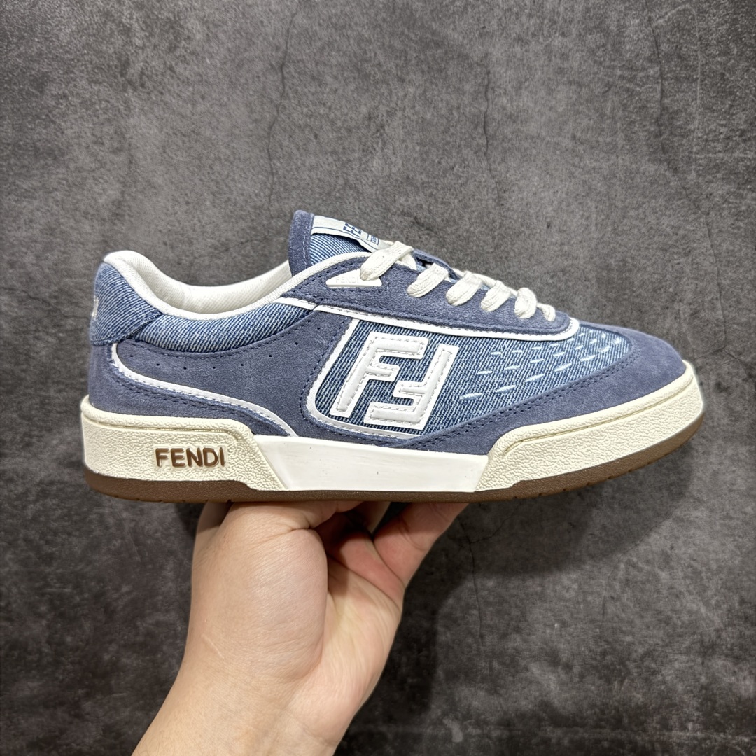 【广东纯原版本】Fendi芬迪match系列 情侣款 休闲运动板鞋原版购入开发 做货 这款FENDI Match系带运动鞋。鞋面饰有小穿孔 白色皮革材质 带米色绒面材质细节 抹茶绿皮革FF贴花 橡胶鞋底 侧面带FENDI字样配合送专柜精美包装 原版定制进口头层牛皮进口定制透气网里 原版开模TPU双色组合底 底厚 3CM 尺码 39 40 41 42 43 44 45 46-选品中心