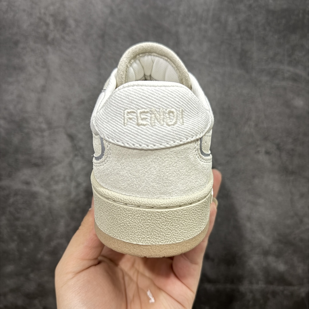 图片[4]-【广东纯原版本】Fendi芬迪match系列 情侣款 休闲运动板鞋原版购入开发 做货 这款FENDI Match系带运动鞋。鞋面饰有小穿孔 白色皮革材质 带米色绒面材质细节 抹茶绿皮革FF贴花 橡胶鞋底 侧面带FENDI字样配合送专柜精美包装 原版定制进口头层牛皮进口定制透气网里 原版开模TPU双色组合底 底厚 3CM 尺码 39 40 41 42 43 44 45 46-选品中心