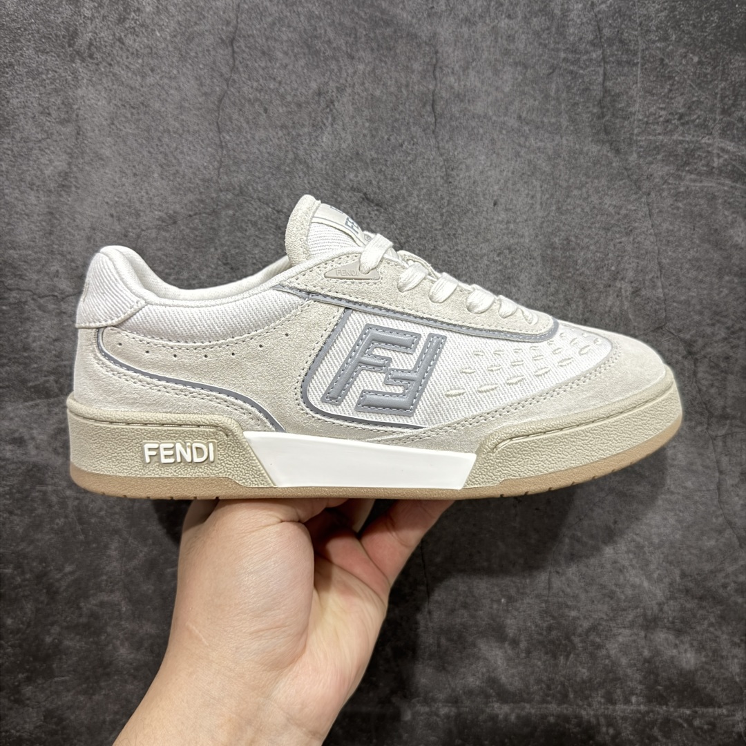 【广东纯原版本】Fendi芬迪match系列 情侣款 休闲运动板鞋原版购入开发 做货 这款FENDI Match系带运动鞋。鞋面饰有小穿孔 白色皮革材质 带米色绒面材质细节 抹茶绿皮革FF贴花 橡胶鞋底 侧面带FENDI字样配合送专柜精美包装 原版定制进口头层牛皮进口定制透气网里 原版开模TPU双色组合底 底厚 3CM 尺码 39 40 41 42 43 44 45 46-选品中心