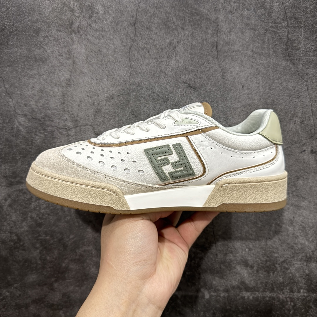 图片[2]-【广东纯原版本】Fendi芬迪match系列 情侣款 休闲运动板鞋原版购入开发 做货 这款FENDI Match系带运动鞋。鞋面饰有小穿孔 白色皮革材质 带米色绒面材质细节 抹茶绿皮革FF贴花 橡胶鞋底 侧面带FENDI字样配合送专柜精美包装 原版定制进口头层牛皮进口定制透气网里 原版开模TPU双色组合底 底厚 3CM 尺码 39 40 41 42 43 44 45 46-选品中心