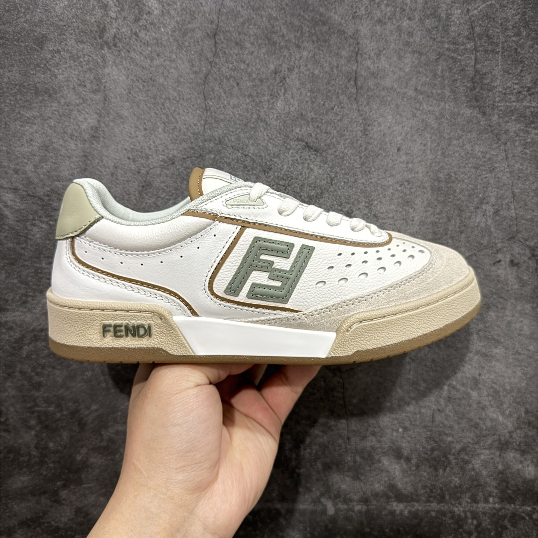 【广东纯原版本】Fendi芬迪match系列 情侣款 休闲运动板鞋原版购入开发 做货 这款FENDI Match系带运动鞋。鞋面饰有小穿孔 白色皮革材质 带米色绒面材质细节 抹茶绿皮革FF贴花 橡胶鞋底 侧面带FENDI字样配合送专柜精美包装 原版定制进口头层牛皮进口定制透气网里 原版开模TPU双色组合底 底厚 3CM 尺码 39 40 41 42 43 44 45 46-选品中心