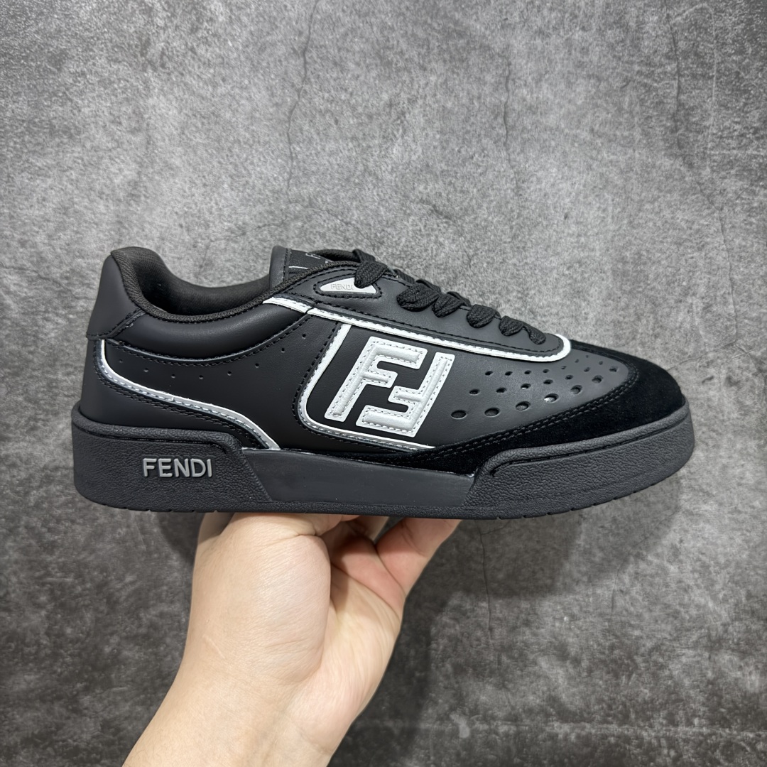 【广东纯原版本】Fendi芬迪match系列 情侣款 休闲运动板鞋原版购入开发 做货 这款FENDI Match系带运动鞋。鞋面饰有小穿孔 白色皮革材质 带米色绒面材质细节 抹茶绿皮革FF贴花 橡胶鞋底 侧面带FENDI字样配合送专柜精美包装 原版定制进口头层牛皮进口定制透气网里 原版开模TPU双色组合底 底厚 3CM 尺码 39 40 41 42 43 44 45 46-选品中心