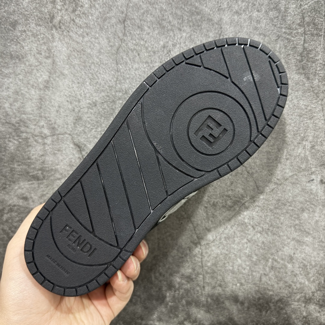 图片[9]-【广东纯原版本】Fendi芬迪match系列 情侣款 休闲运动板鞋原版购入开发 做货 这款FENDI Match系带运动鞋。鞋面饰有小穿孔 白色皮革材质 带米色绒面材质细节 抹茶绿皮革FF贴花 橡胶鞋底 侧面带FENDI字样配合送专柜精美包装 原版定制进口头层牛皮进口定制透气网里 原版开模TPU双色组合底 底厚 3CM 尺码 39 40 41 42 43 44 45 46-选品中心