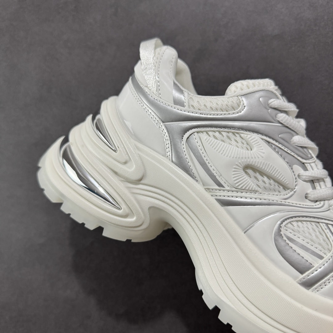 图片[6]-【公司级】GG-CC 银角大王7cm厚底增高休闲运动老爹鞋系列 #广东大厂出品 7CM厚底增高 星河粒子 银白色 银角大王 完美细节 25ss春季新款厚底增高 大长腿 时髦look轻松定格 不费力展现率性氛围 高档银盒 酷帅机能风不规则设计大底 拼色造型设计 轻便舒适百搭 GGCC银白配色好温柔 三层组合月牙底 柔软有弹性的月牙底和增加舒适度显腿长的7cm增高 长时间走路和站立都不累脚舒适度和少女感 厚底增高 不管怎么搭都好看~ 尺码： 35 36 37 38 39 40-选品中心