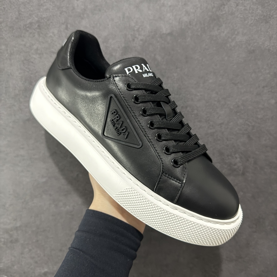 图片[3]-【广东纯原版本】𝐏𝐑𝐀𝐃𝐀 普拉达春夏系列 专柜新款厚底松糕运动鞋系列外形是廓形设计 轮廓类似麦昆 厚底 鞋头饱满 宽版设计 底子是软弹那种 非常非常舒适 又觉得白色既运动 又可以休闲商务 日常便鞋最合适不过了 将艺术家Peterdepotter创作的标语纹样应用到鞋身设计加上了著名三角形徽标格外好看目普拉达 😎从外观上看，那标志性的普拉达logo就像是一个低调又奢华的徽章，彰显着品牌的独特魅力。厚底板的设定简直是神来之笔，既增加了鞋子的高度，让穿着者瞬间气场两米八😏，又有着独特的脚感，走起路来稳稳当当。鞋面：布料进口防水降落伞 大底：TPU发泡大底 内里：进口羊皮内里 全新官方一致全套包装 尺码：38 39 40 41 42 43 44 45-选品中心