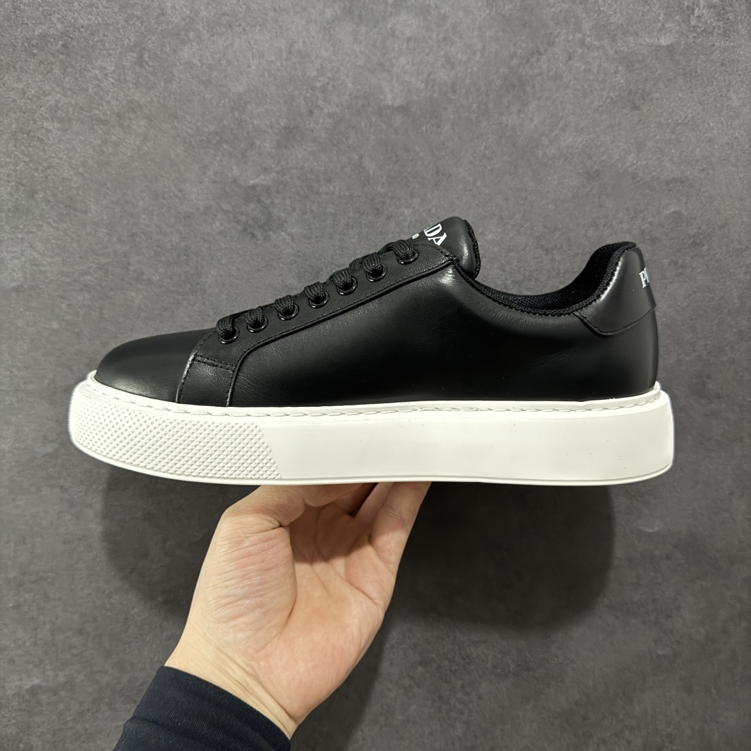 图片[2]-【广东纯原版本】𝐏𝐑𝐀𝐃𝐀 普拉达春夏系列 专柜新款厚底松糕运动鞋系列外形是廓形设计 轮廓类似麦昆 厚底 鞋头饱满 宽版设计 底子是软弹那种 非常非常舒适 又觉得白色既运动 又可以休闲商务 日常便鞋最合适不过了 将艺术家Peterdepotter创作的标语纹样应用到鞋身设计加上了著名三角形徽标格外好看目普拉达 😎从外观上看，那标志性的普拉达logo就像是一个低调又奢华的徽章，彰显着品牌的独特魅力。厚底板的设定简直是神来之笔，既增加了鞋子的高度，让穿着者瞬间气场两米八😏，又有着独特的脚感，走起路来稳稳当当。鞋面：布料进口防水降落伞 大底：TPU发泡大底 内里：进口羊皮内里 全新官方一致全套包装 尺码：38 39 40 41 42 43 44 45-选品中心