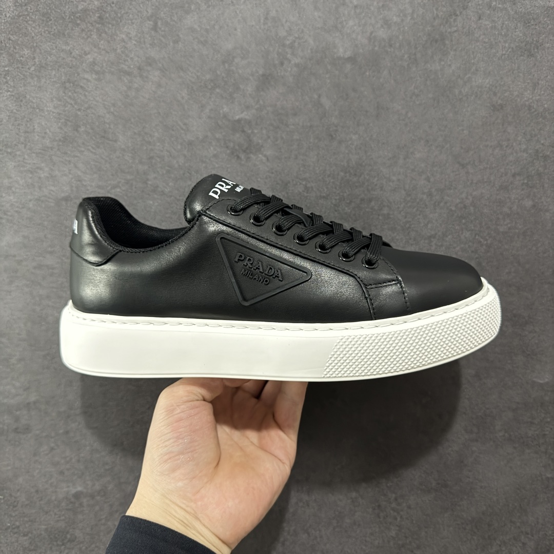 【广东纯原版本】𝐏𝐑𝐀𝐃𝐀 普拉达春夏系列 专柜新款厚底松糕运动鞋系列外形是廓形设计 轮廓类似麦昆 厚底 鞋头饱满 宽版设计 底子是软弹那种 非常非常舒适 又觉得白色既运动 又可以休闲商务 日常便鞋最合适不过了 将艺术家Peterdepotter创作的标语纹样应用到鞋身设计加上了著名三角形徽标格外好看目普拉达 😎从外观上看，那标志性的普拉达logo就像是一个低调又奢华的徽章，彰显着品牌的独特魅力。厚底板的设定简直是神来之笔，既增加了鞋子的高度，让穿着者瞬间气场两米八😏，又有着独特的脚感，走起路来稳稳当当。鞋面：布料进口防水降落伞 大底：TPU发泡大底 内里：进口羊皮内里 全新官方一致全套包装 尺码：38 39 40 41 42 43 44 45-选品中心