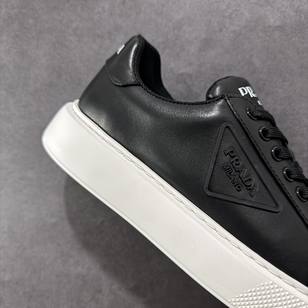 图片[6]-【广东纯原版本】𝐏𝐑𝐀𝐃𝐀 普拉达春夏系列 专柜新款厚底松糕运动鞋系列外形是廓形设计 轮廓类似麦昆 厚底 鞋头饱满 宽版设计 底子是软弹那种 非常非常舒适 又觉得白色既运动 又可以休闲商务 日常便鞋最合适不过了 将艺术家Peterdepotter创作的标语纹样应用到鞋身设计加上了著名三角形徽标格外好看目普拉达 😎从外观上看，那标志性的普拉达logo就像是一个低调又奢华的徽章，彰显着品牌的独特魅力。厚底板的设定简直是神来之笔，既增加了鞋子的高度，让穿着者瞬间气场两米八😏，又有着独特的脚感，走起路来稳稳当当。鞋面：布料进口防水降落伞 大底：TPU发泡大底 内里：进口羊皮内里 全新官方一致全套包装 尺码：38 39 40 41 42 43 44 45-选品中心
