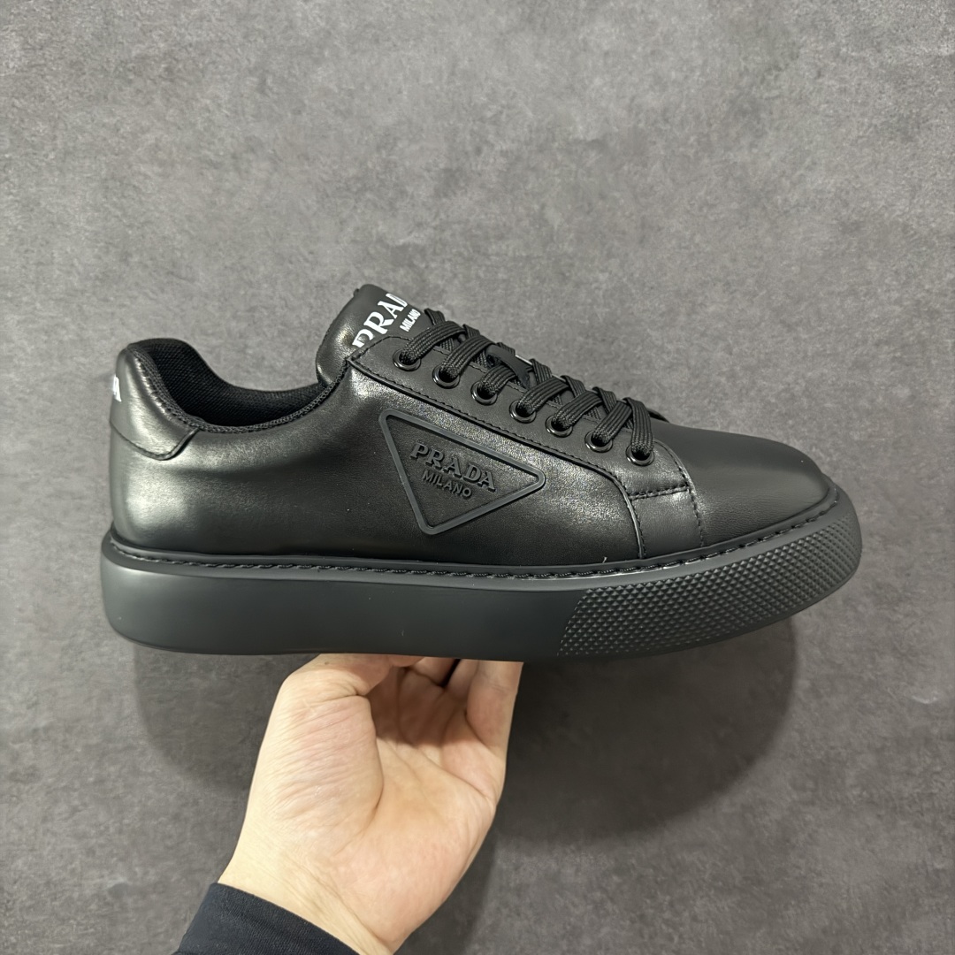 【广东纯原版本】𝐏𝐑𝐀𝐃𝐀 普拉达春夏系列 专柜新款厚底松糕运动鞋系列外形是廓形设计 轮廓类似麦昆 厚底 鞋头饱满 宽版设计 底子是软弹那种 非常非常舒适 又觉得白色既运动 又可以休闲商务 日常便鞋最合适不过了 将艺术家Peterdepotter创作的标语纹样应用到鞋身设计加上了著名三角形徽标格外好看目普拉达 😎从外观上看，那标志性的普拉达logo就像是一个低调又奢华的徽章，彰显着品牌的独特魅力。厚底板的设定简直是神来之笔，既增加了鞋子的高度，让穿着者瞬间气场两米八😏，又有着独特的脚感，走起路来稳稳当当。鞋面：布料进口防水降落伞 大底：TPU发泡大底 内里：进口羊皮内里 全新官方一致全套包装 尺码：38 39 40 41 42 43 44 45-选品中心