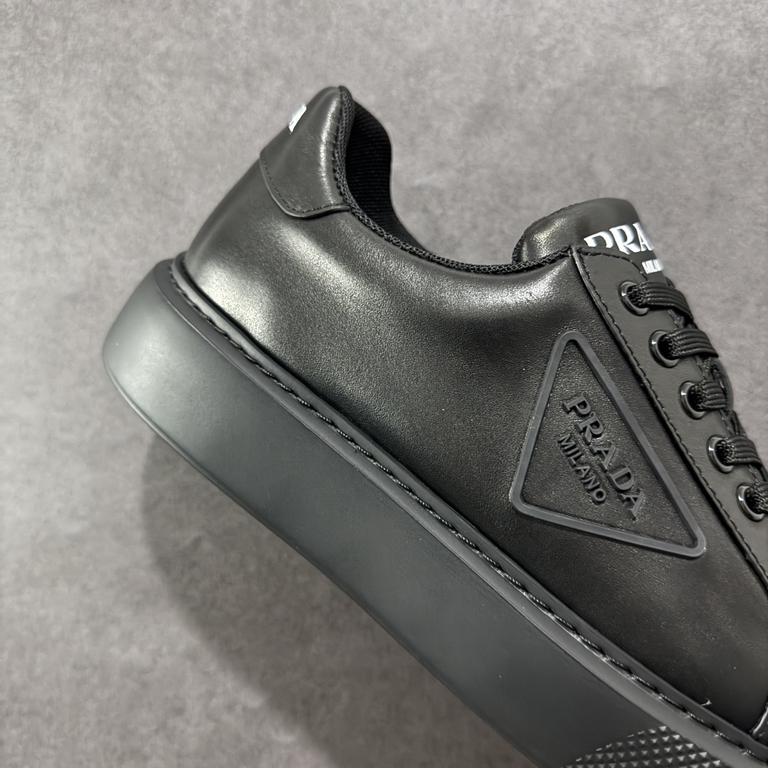 图片[6]-【广东纯原版本】𝐏𝐑𝐀𝐃𝐀 普拉达春夏系列 专柜新款厚底松糕运动鞋系列外形是廓形设计 轮廓类似麦昆 厚底 鞋头饱满 宽版设计 底子是软弹那种 非常非常舒适 又觉得白色既运动 又可以休闲商务 日常便鞋最合适不过了 将艺术家Peterdepotter创作的标语纹样应用到鞋身设计加上了著名三角形徽标格外好看目普拉达 😎从外观上看，那标志性的普拉达logo就像是一个低调又奢华的徽章，彰显着品牌的独特魅力。厚底板的设定简直是神来之笔，既增加了鞋子的高度，让穿着者瞬间气场两米八😏，又有着独特的脚感，走起路来稳稳当当。鞋面：布料进口防水降落伞 大底：TPU发泡大底 内里：进口羊皮内里 全新官方一致全套包装 尺码：38 39 40 41 42 43 44 45-选品中心