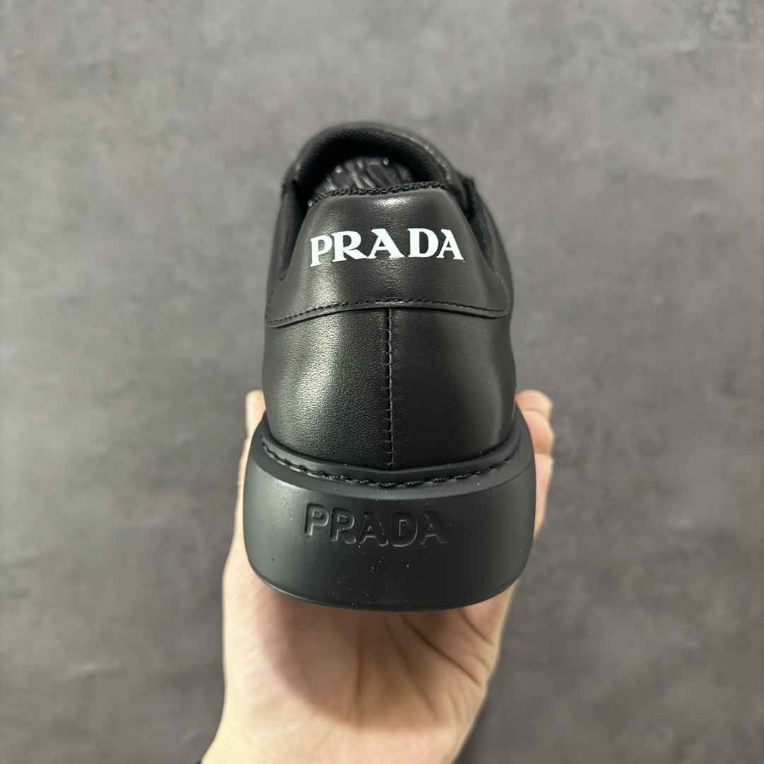 图片[4]-【广东纯原版本】𝐏𝐑𝐀𝐃𝐀 普拉达春夏系列 专柜新款厚底松糕运动鞋系列外形是廓形设计 轮廓类似麦昆 厚底 鞋头饱满 宽版设计 底子是软弹那种 非常非常舒适 又觉得白色既运动 又可以休闲商务 日常便鞋最合适不过了 将艺术家Peterdepotter创作的标语纹样应用到鞋身设计加上了著名三角形徽标格外好看目普拉达 😎从外观上看，那标志性的普拉达logo就像是一个低调又奢华的徽章，彰显着品牌的独特魅力。厚底板的设定简直是神来之笔，既增加了鞋子的高度，让穿着者瞬间气场两米八😏，又有着独特的脚感，走起路来稳稳当当。鞋面：布料进口防水降落伞 大底：TPU发泡大底 内里：进口羊皮内里 全新官方一致全套包装 尺码：38 39 40 41 42 43 44 45-选品中心