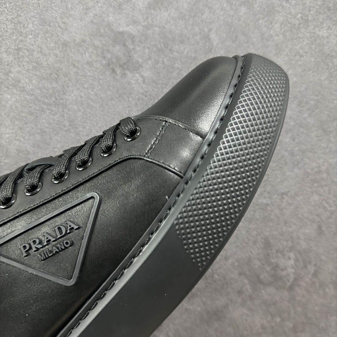 图片[5]-【广东纯原版本】𝐏𝐑𝐀𝐃𝐀 普拉达春夏系列 专柜新款厚底松糕运动鞋系列外形是廓形设计 轮廓类似麦昆 厚底 鞋头饱满 宽版设计 底子是软弹那种 非常非常舒适 又觉得白色既运动 又可以休闲商务 日常便鞋最合适不过了 将艺术家Peterdepotter创作的标语纹样应用到鞋身设计加上了著名三角形徽标格外好看目普拉达 😎从外观上看，那标志性的普拉达logo就像是一个低调又奢华的徽章，彰显着品牌的独特魅力。厚底板的设定简直是神来之笔，既增加了鞋子的高度，让穿着者瞬间气场两米八😏，又有着独特的脚感，走起路来稳稳当当。鞋面：布料进口防水降落伞 大底：TPU发泡大底 内里：进口羊皮内里 全新官方一致全套包装 尺码：38 39 40 41 42 43 44 45-选品中心