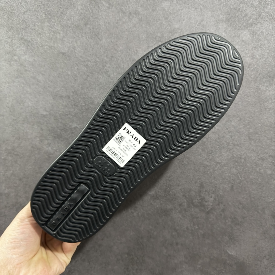 图片[9]-【广东纯原版本】𝐏𝐑𝐀𝐃𝐀 普拉达春夏系列 专柜新款厚底松糕运动鞋系列外形是廓形设计 轮廓类似麦昆 厚底 鞋头饱满 宽版设计 底子是软弹那种 非常非常舒适 又觉得白色既运动 又可以休闲商务 日常便鞋最合适不过了 将艺术家Peterdepotter创作的标语纹样应用到鞋身设计加上了著名三角形徽标格外好看目普拉达 😎从外观上看，那标志性的普拉达logo就像是一个低调又奢华的徽章，彰显着品牌的独特魅力。厚底板的设定简直是神来之笔，既增加了鞋子的高度，让穿着者瞬间气场两米八😏，又有着独特的脚感，走起路来稳稳当当。鞋面：布料进口防水降落伞 大底：TPU发泡大底 内里：进口羊皮内里 全新官方一致全套包装 尺码：38 39 40 41 42 43 44 45-选品中心
