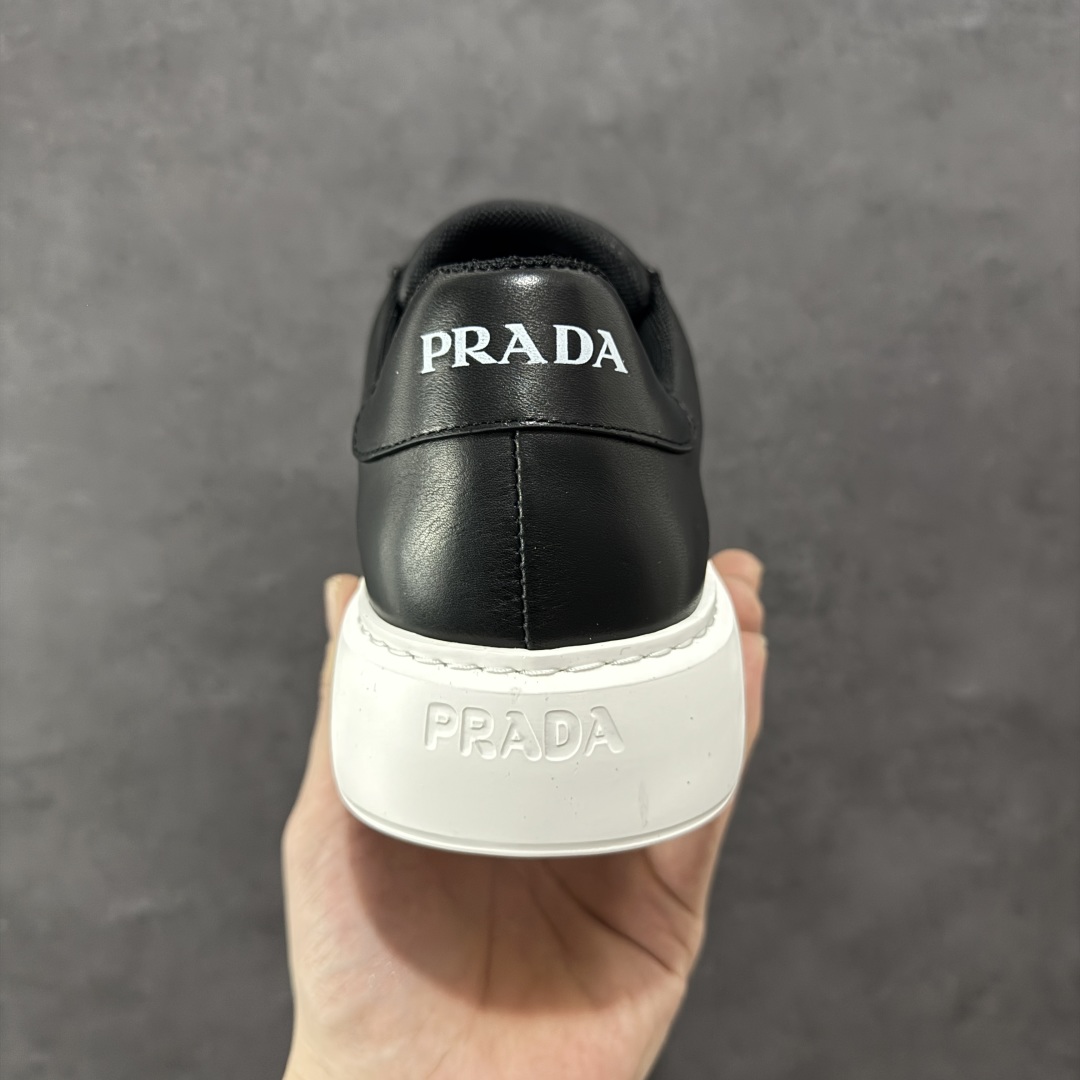 图片[4]-【广东纯原版本】𝐏𝐑𝐀𝐃𝐀 普拉达春夏系列 专柜新款厚底松糕运动鞋系列外形是廓形设计 轮廓类似麦昆 厚底 鞋头饱满 宽版设计 底子是软弹那种 非常非常舒适 又觉得白色既运动 又可以休闲商务 日常便鞋最合适不过了 将艺术家Peterdepotter创作的标语纹样应用到鞋身设计加上了著名三角形徽标格外好看目普拉达 😎从外观上看，那标志性的普拉达logo就像是一个低调又奢华的徽章，彰显着品牌的独特魅力。厚底板的设定简直是神来之笔，既增加了鞋子的高度，让穿着者瞬间气场两米八😏，又有着独特的脚感，走起路来稳稳当当。鞋面：布料进口防水降落伞 大底：TPU发泡大底 内里：进口羊皮内里 全新官方一致全套包装 尺码：38 39 40 41 42 43 44 45-选品中心