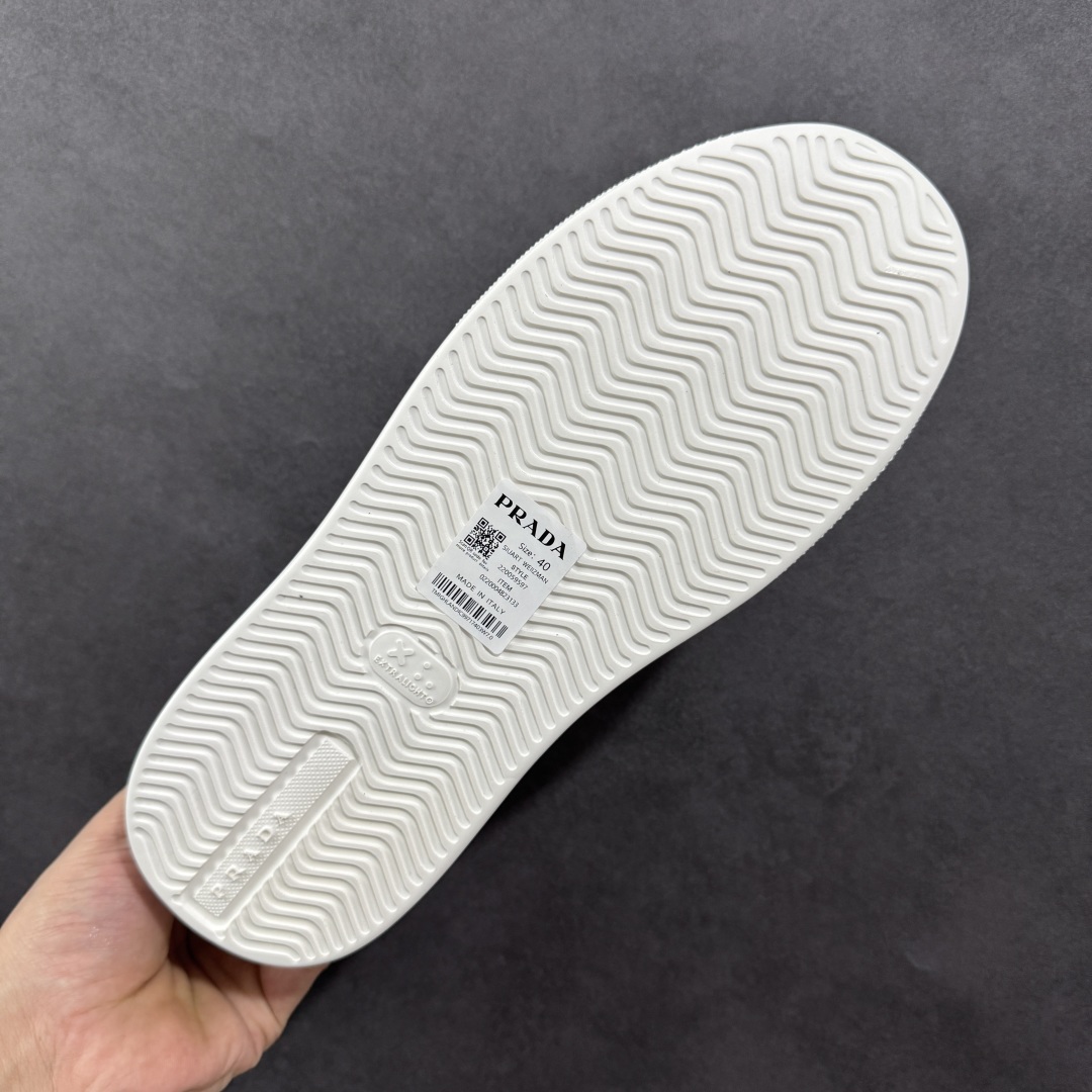 图片[9]-【广东纯原版本】𝐏𝐑𝐀𝐃𝐀 普拉达春夏系列 专柜新款厚底松糕运动鞋系列外形是廓形设计 轮廓类似麦昆 厚底 鞋头饱满 宽版设计 底子是软弹那种 非常非常舒适 又觉得白色既运动 又可以休闲商务 日常便鞋最合适不过了 将艺术家Peterdepotter创作的标语纹样应用到鞋身设计加上了著名三角形徽标格外好看目普拉达 😎从外观上看，那标志性的普拉达logo就像是一个低调又奢华的徽章，彰显着品牌的独特魅力。厚底板的设定简直是神来之笔，既增加了鞋子的高度，让穿着者瞬间气场两米八😏，又有着独特的脚感，走起路来稳稳当当。鞋面：布料进口防水降落伞 大底：TPU发泡大底 内里：进口羊皮内里 全新官方一致全套包装 尺码：38 39 40 41 42 43 44 45-选品中心