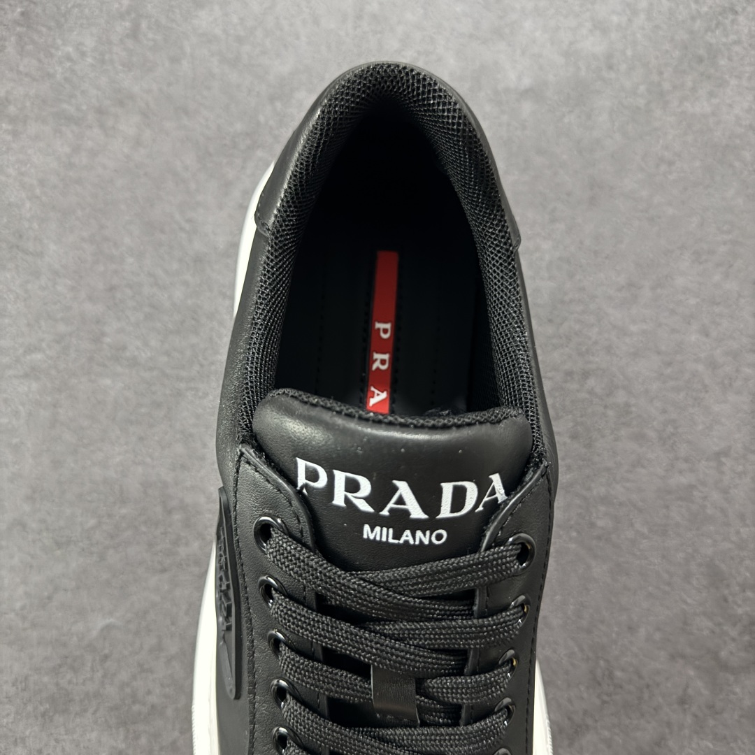 图片[7]-【广东纯原版本】𝐏𝐑𝐀𝐃𝐀 普拉达春夏系列 专柜新款厚底松糕运动鞋系列外形是廓形设计 轮廓类似麦昆 厚底 鞋头饱满 宽版设计 底子是软弹那种 非常非常舒适 又觉得白色既运动 又可以休闲商务 日常便鞋最合适不过了 将艺术家Peterdepotter创作的标语纹样应用到鞋身设计加上了著名三角形徽标格外好看目普拉达 😎从外观上看，那标志性的普拉达logo就像是一个低调又奢华的徽章，彰显着品牌的独特魅力。厚底板的设定简直是神来之笔，既增加了鞋子的高度，让穿着者瞬间气场两米八😏，又有着独特的脚感，走起路来稳稳当当。鞋面：布料进口防水降落伞 大底：TPU发泡大底 内里：进口羊皮内里 全新官方一致全套包装 尺码：38 39 40 41 42 43 44 45-选品中心