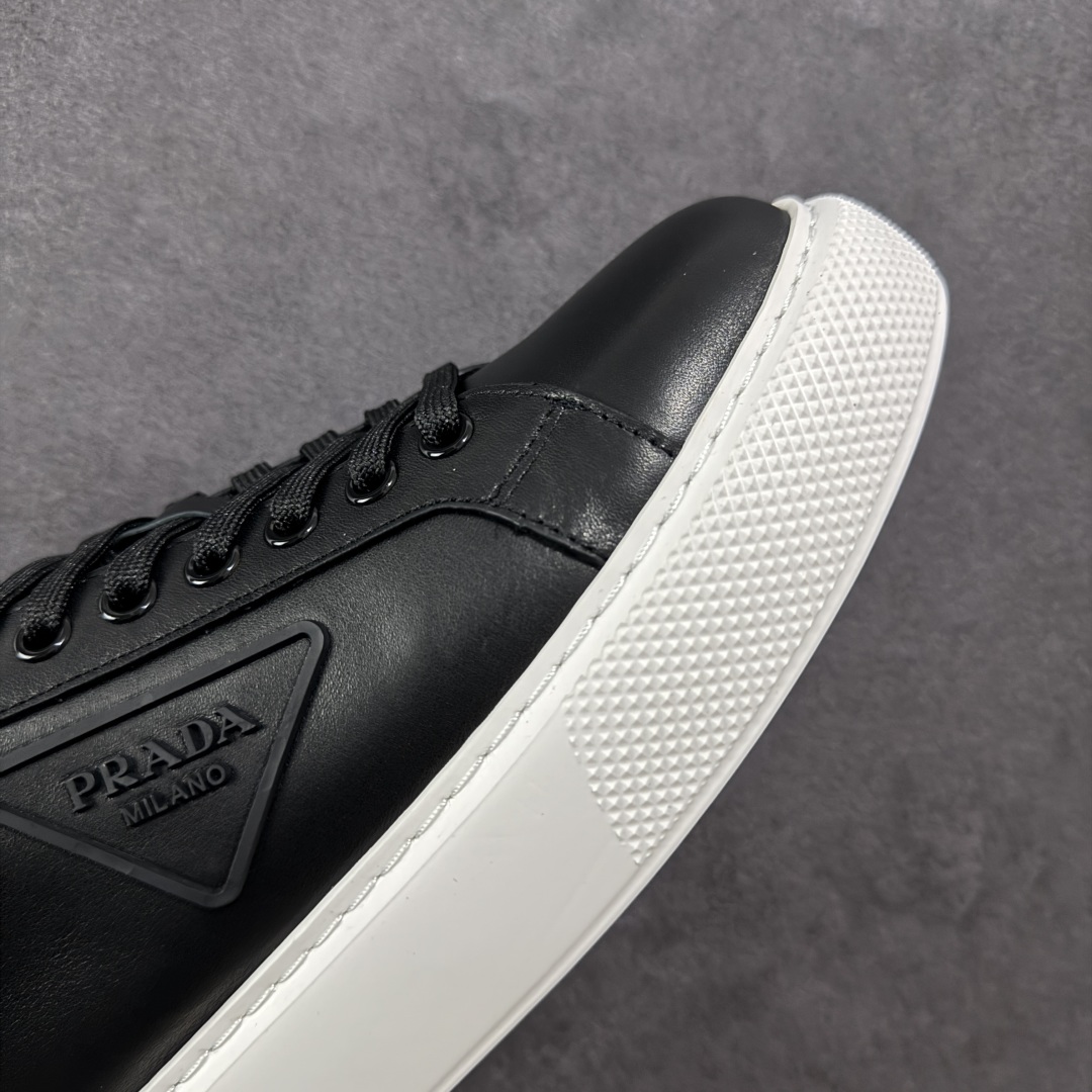 图片[5]-【广东纯原版本】𝐏𝐑𝐀𝐃𝐀 普拉达春夏系列 专柜新款厚底松糕运动鞋系列外形是廓形设计 轮廓类似麦昆 厚底 鞋头饱满 宽版设计 底子是软弹那种 非常非常舒适 又觉得白色既运动 又可以休闲商务 日常便鞋最合适不过了 将艺术家Peterdepotter创作的标语纹样应用到鞋身设计加上了著名三角形徽标格外好看目普拉达 😎从外观上看，那标志性的普拉达logo就像是一个低调又奢华的徽章，彰显着品牌的独特魅力。厚底板的设定简直是神来之笔，既增加了鞋子的高度，让穿着者瞬间气场两米八😏，又有着独特的脚感，走起路来稳稳当当。鞋面：布料进口防水降落伞 大底：TPU发泡大底 内里：进口羊皮内里 全新官方一致全套包装 尺码：38 39 40 41 42 43 44 45-选品中心