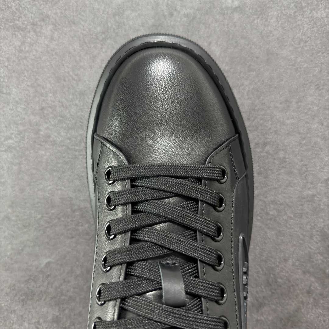 图片[8]-【广东纯原版本】𝐏𝐑𝐀𝐃𝐀 普拉达春夏系列 专柜新款厚底松糕运动鞋系列外形是廓形设计 轮廓类似麦昆 厚底 鞋头饱满 宽版设计 底子是软弹那种 非常非常舒适 又觉得白色既运动 又可以休闲商务 日常便鞋最合适不过了 将艺术家Peterdepotter创作的标语纹样应用到鞋身设计加上了著名三角形徽标格外好看目普拉达 😎从外观上看，那标志性的普拉达logo就像是一个低调又奢华的徽章，彰显着品牌的独特魅力。厚底板的设定简直是神来之笔，既增加了鞋子的高度，让穿着者瞬间气场两米八😏，又有着独特的脚感，走起路来稳稳当当。鞋面：布料进口防水降落伞 大底：TPU发泡大底 内里：进口羊皮内里 全新官方一致全套包装 尺码：38 39 40 41 42 43 44 45-选品中心