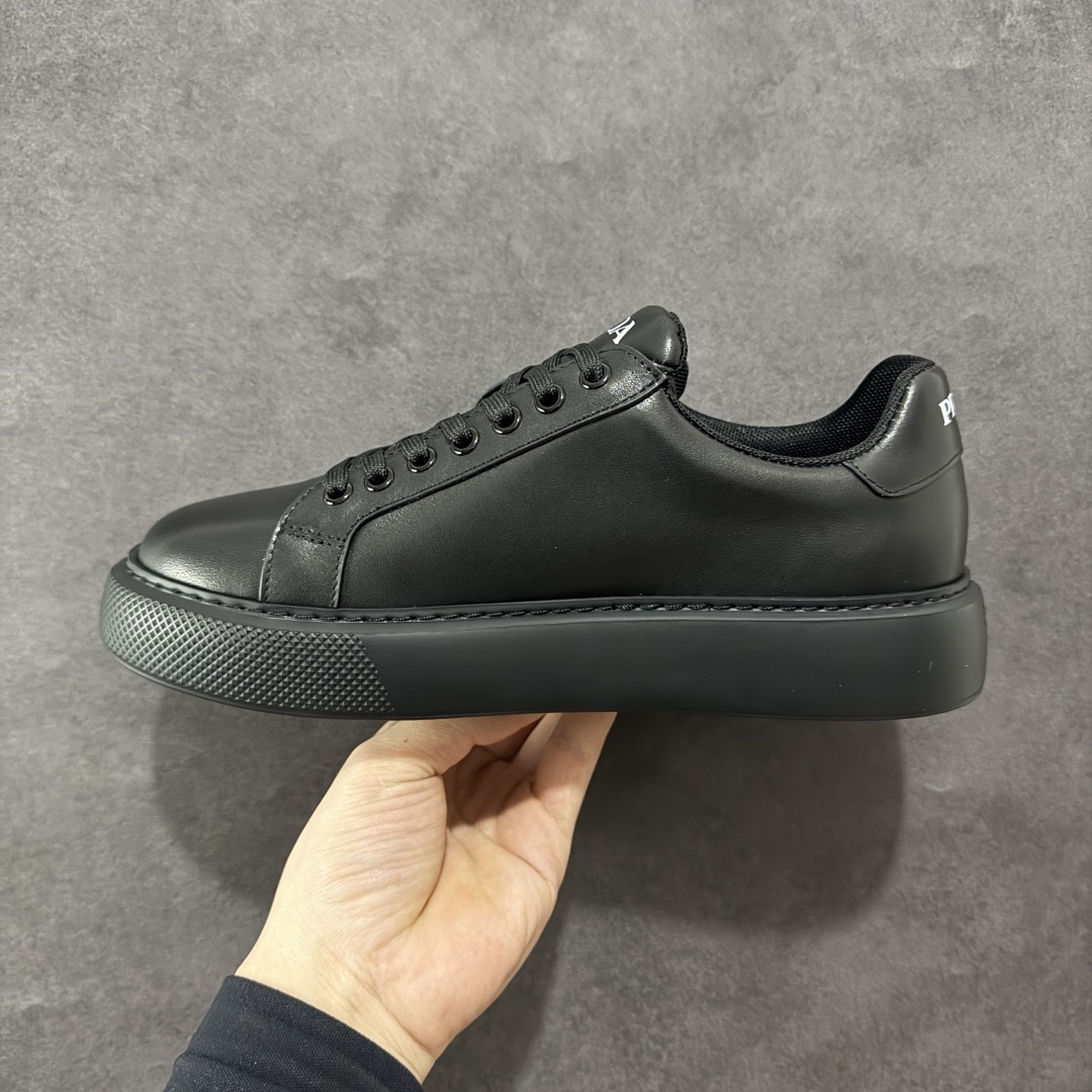 图片[2]-【广东纯原版本】𝐏𝐑𝐀𝐃𝐀 普拉达春夏系列 专柜新款厚底松糕运动鞋系列外形是廓形设计 轮廓类似麦昆 厚底 鞋头饱满 宽版设计 底子是软弹那种 非常非常舒适 又觉得白色既运动 又可以休闲商务 日常便鞋最合适不过了 将艺术家Peterdepotter创作的标语纹样应用到鞋身设计加上了著名三角形徽标格外好看目普拉达 😎从外观上看，那标志性的普拉达logo就像是一个低调又奢华的徽章，彰显着品牌的独特魅力。厚底板的设定简直是神来之笔，既增加了鞋子的高度，让穿着者瞬间气场两米八😏，又有着独特的脚感，走起路来稳稳当当。鞋面：布料进口防水降落伞 大底：TPU发泡大底 内里：进口羊皮内里 全新官方一致全套包装 尺码：38 39 40 41 42 43 44 45-选品中心