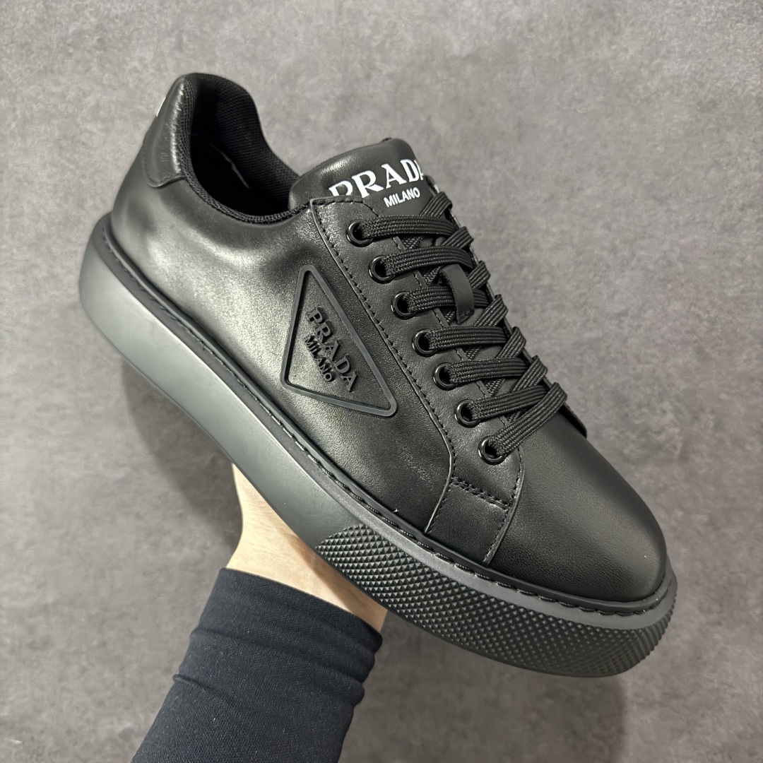 图片[3]-【广东纯原版本】𝐏𝐑𝐀𝐃𝐀 普拉达春夏系列 专柜新款厚底松糕运动鞋系列外形是廓形设计 轮廓类似麦昆 厚底 鞋头饱满 宽版设计 底子是软弹那种 非常非常舒适 又觉得白色既运动 又可以休闲商务 日常便鞋最合适不过了 将艺术家Peterdepotter创作的标语纹样应用到鞋身设计加上了著名三角形徽标格外好看目普拉达 😎从外观上看，那标志性的普拉达logo就像是一个低调又奢华的徽章，彰显着品牌的独特魅力。厚底板的设定简直是神来之笔，既增加了鞋子的高度，让穿着者瞬间气场两米八😏，又有着独特的脚感，走起路来稳稳当当。鞋面：布料进口防水降落伞 大底：TPU发泡大底 内里：进口羊皮内里 全新官方一致全套包装 尺码：38 39 40 41 42 43 44 45-选品中心