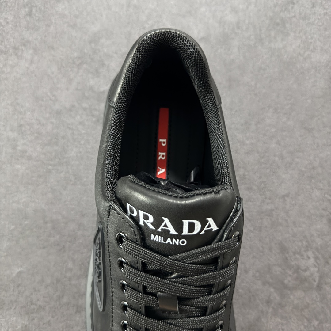 图片[7]-【广东纯原版本】𝐏𝐑𝐀𝐃𝐀 普拉达春夏系列 专柜新款厚底松糕运动鞋系列外形是廓形设计 轮廓类似麦昆 厚底 鞋头饱满 宽版设计 底子是软弹那种 非常非常舒适 又觉得白色既运动 又可以休闲商务 日常便鞋最合适不过了 将艺术家Peterdepotter创作的标语纹样应用到鞋身设计加上了著名三角形徽标格外好看目普拉达 😎从外观上看，那标志性的普拉达logo就像是一个低调又奢华的徽章，彰显着品牌的独特魅力。厚底板的设定简直是神来之笔，既增加了鞋子的高度，让穿着者瞬间气场两米八😏，又有着独特的脚感，走起路来稳稳当当。鞋面：布料进口防水降落伞 大底：TPU发泡大底 内里：进口羊皮内里 全新官方一致全套包装 尺码：38 39 40 41 42 43 44 45-选品中心