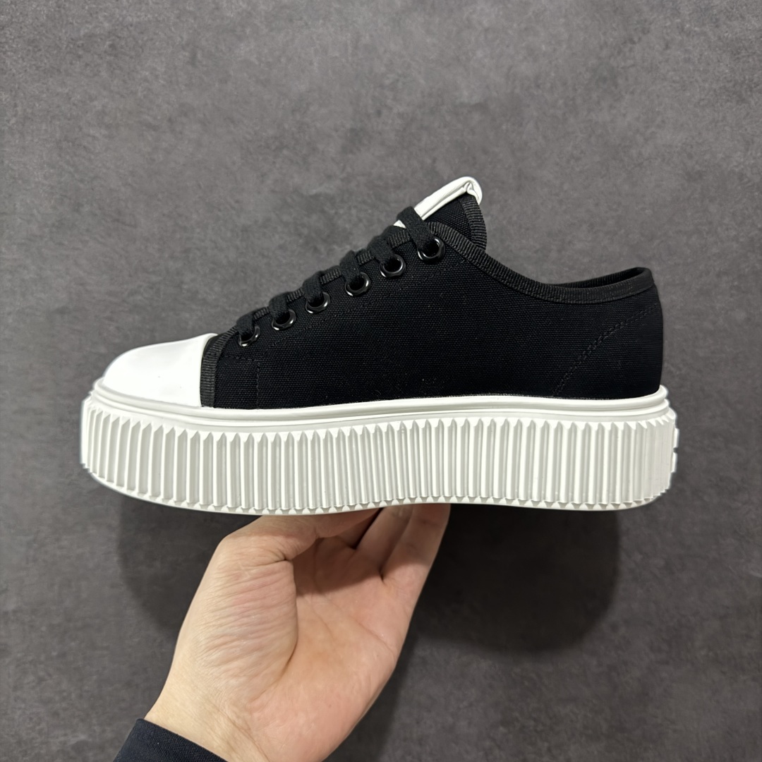 图片[2]-【广东纯原版本】Miumiu缪缪时装周Miu Miu 2025春夏系列秀场本季Miu Miu延续了该风格推出了专属款，整体鞋型线条简约＋轻薄鞋底设计，配色大胆时尚~相信还会 春夏新款英伦风系带MiuMiu秀场工艺来自Miu Miu系列的细节特写 新季的潮流要素一 与此刻挚爱的概念，多元对撞，传达现代风格~ 35-40-选品中心