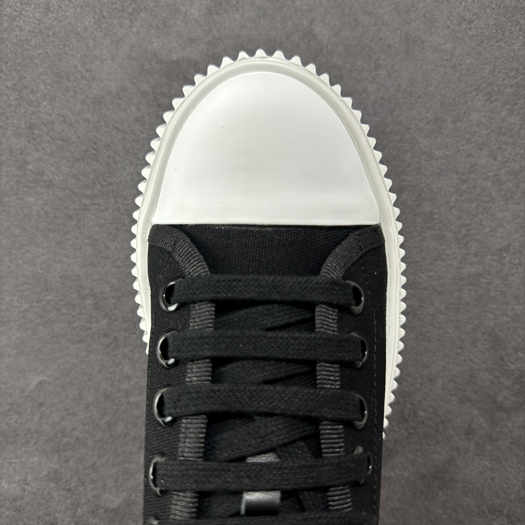 图片[8]-【广东纯原版本】Miumiu缪缪时装周Miu Miu 2025春夏系列秀场本季Miu Miu延续了该风格推出了专属款，整体鞋型线条简约＋轻薄鞋底设计，配色大胆时尚~相信还会 春夏新款英伦风系带MiuMiu秀场工艺来自Miu Miu系列的细节特写 新季的潮流要素一 与此刻挚爱的概念，多元对撞，传达现代风格~ 35-40-选品中心