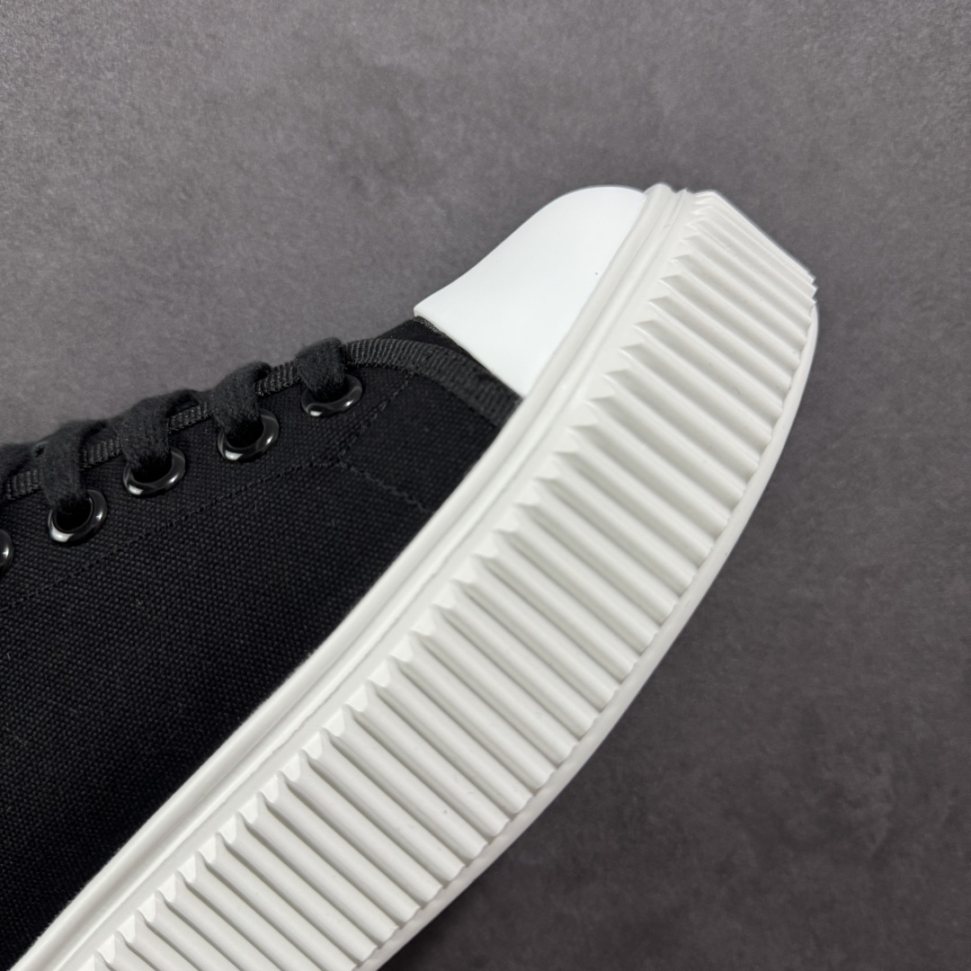 图片[5]-【广东纯原版本】Miumiu缪缪时装周Miu Miu 2025春夏系列秀场本季Miu Miu延续了该风格推出了专属款，整体鞋型线条简约＋轻薄鞋底设计，配色大胆时尚~相信还会 春夏新款英伦风系带MiuMiu秀场工艺来自Miu Miu系列的细节特写 新季的潮流要素一 与此刻挚爱的概念，多元对撞，传达现代风格~ 35-40-选品中心