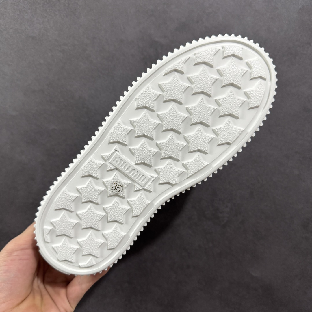 图片[9]-【广东纯原版本】Miumiu缪缪时装周Miu Miu 2025春夏系列秀场本季Miu Miu延续了该风格推出了专属款，整体鞋型线条简约＋轻薄鞋底设计，配色大胆时尚~相信还会 春夏新款英伦风系带MiuMiu秀场工艺来自Miu Miu系列的细节特写 新季的潮流要素一 与此刻挚爱的概念，多元对撞，传达现代风格~ 35-40-选品中心