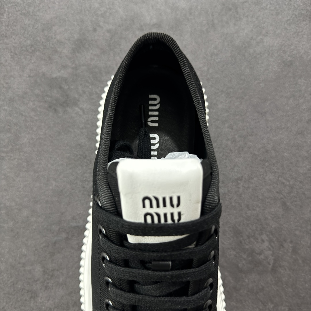 图片[7]-【广东纯原版本】Miumiu缪缪时装周Miu Miu 2025春夏系列秀场本季Miu Miu延续了该风格推出了专属款，整体鞋型线条简约＋轻薄鞋底设计，配色大胆时尚~相信还会 春夏新款英伦风系带MiuMiu秀场工艺来自Miu Miu系列的细节特写 新季的潮流要素一 与此刻挚爱的概念，多元对撞，传达现代风格~ 35-40-选品中心
